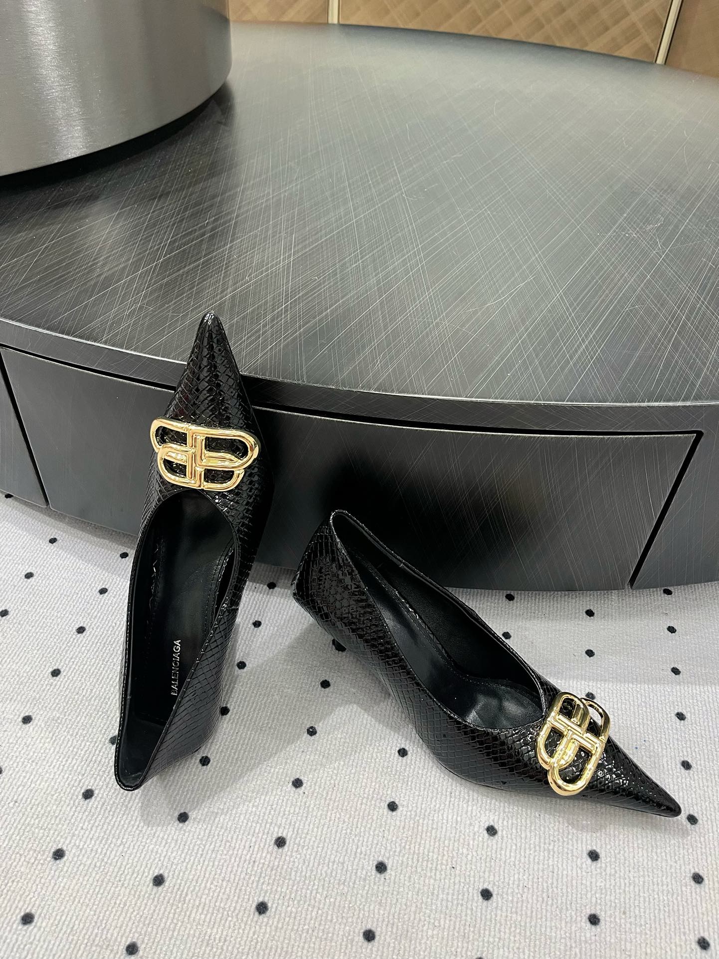HEELED PUMPS 65 MM IN BLACK LIZARD PATTERN CALFSKIN GOLD HARDWARE - 35