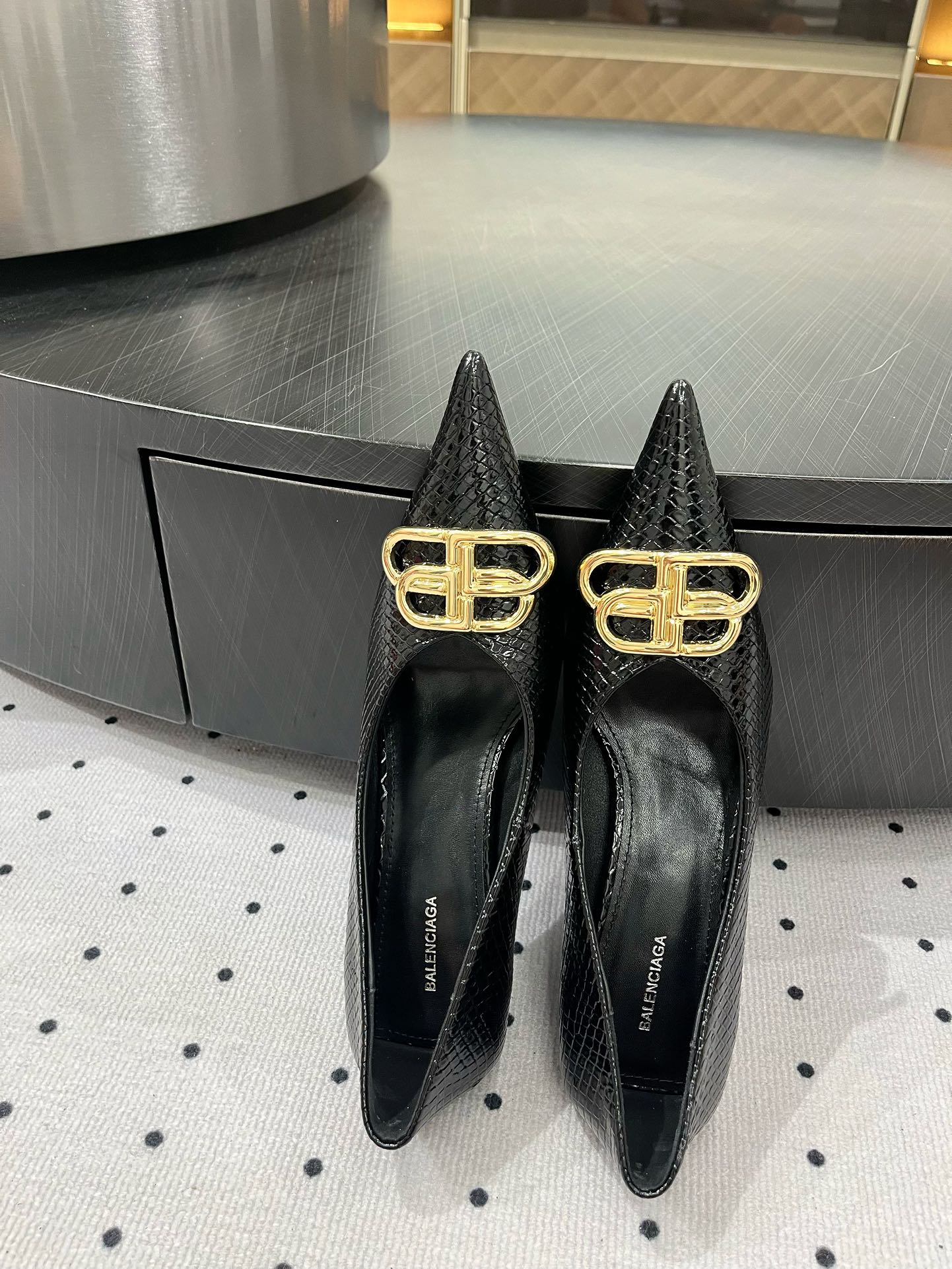 HEELED PUMPS 65 MM IN BLACK LIZARD PATTERN CALFSKIN GOLD HARDWARE - 35