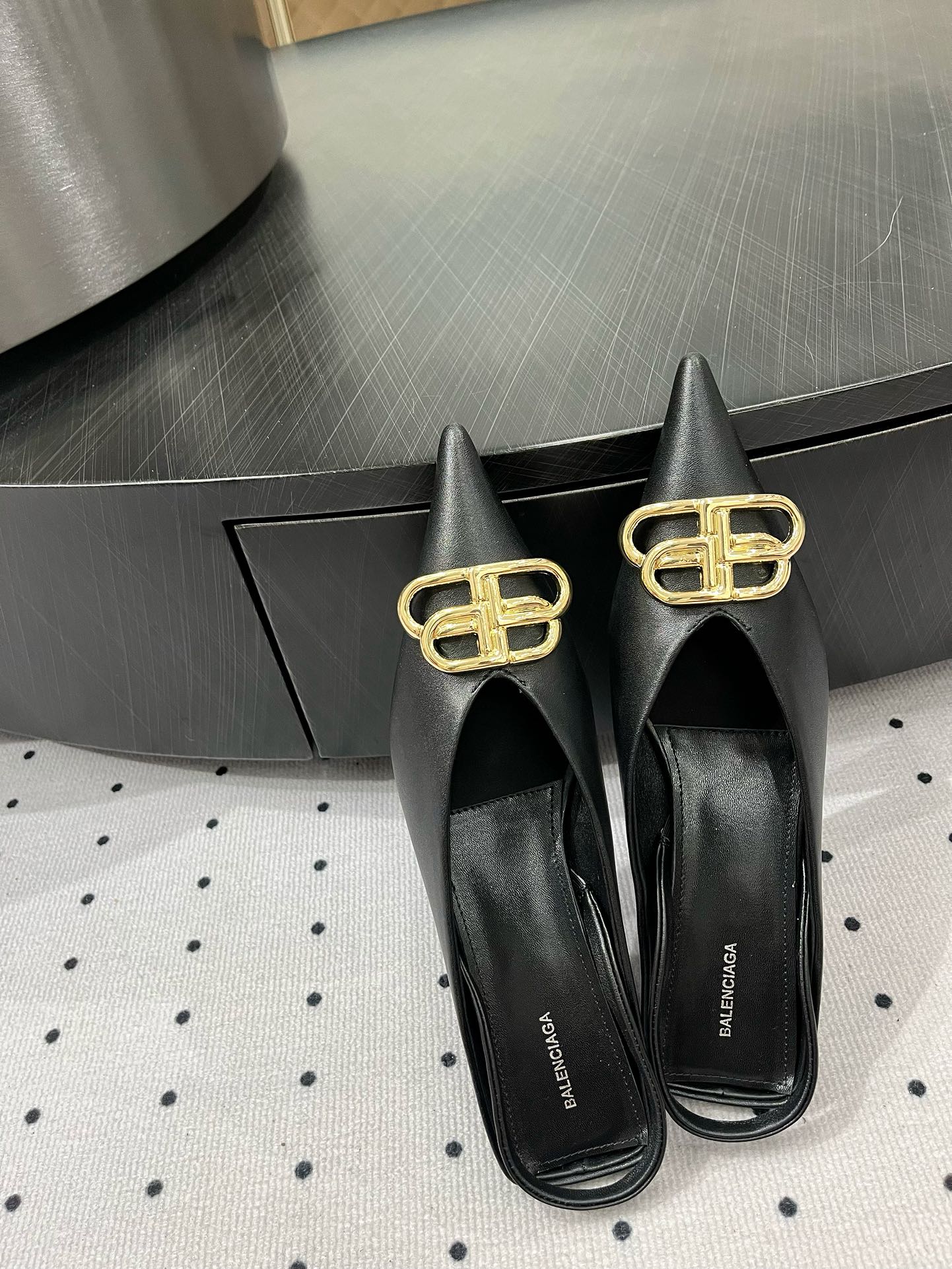 HEELED SLINGBACK 45 MM IN BLACK SMOOTH LAMBSKIN GOLD HARDWARE - 35