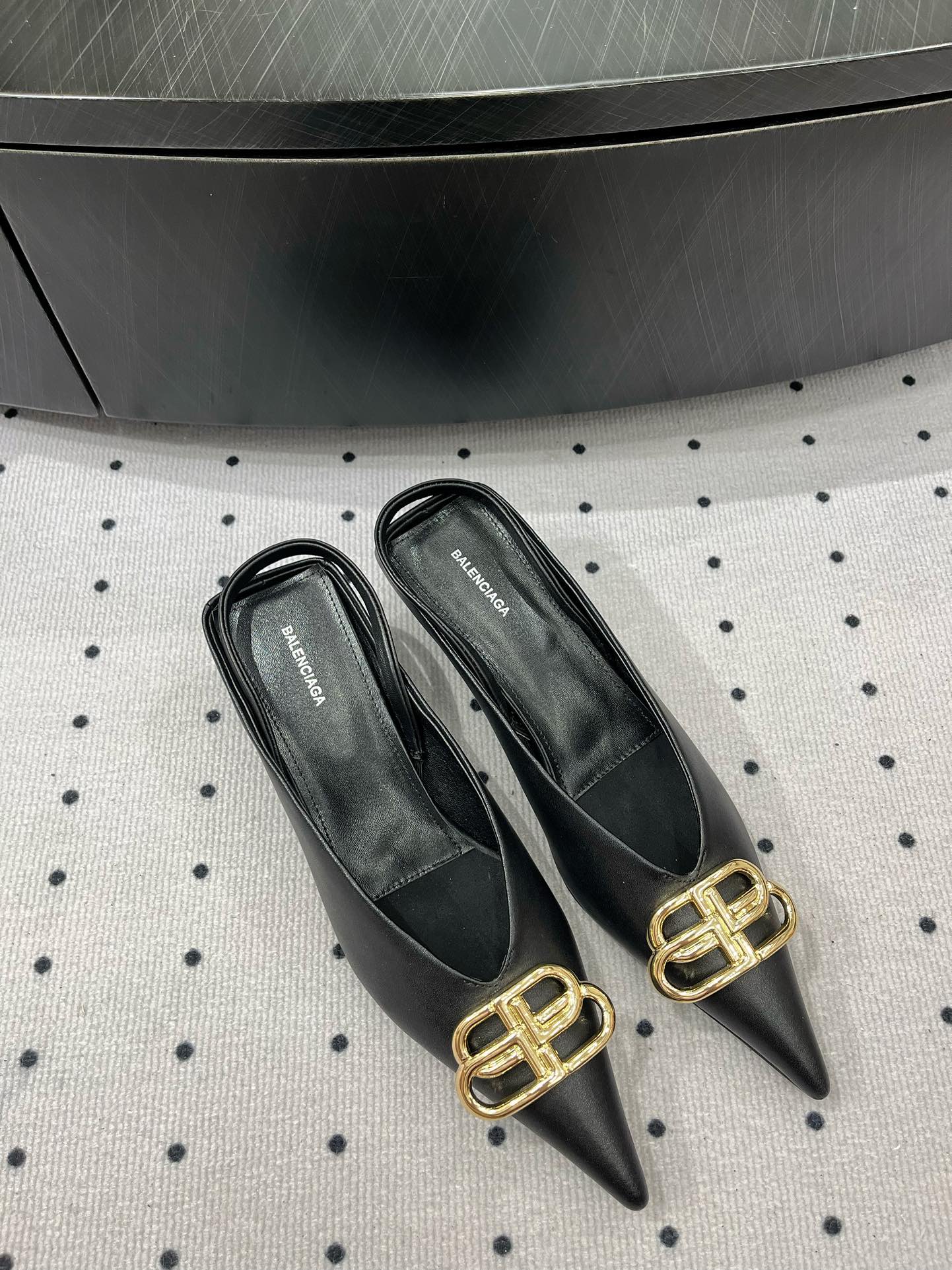 HEELED SLINGBACK 45 MM IN BLACK SMOOTH LAMBSKIN GOLD HARDWARE - 35