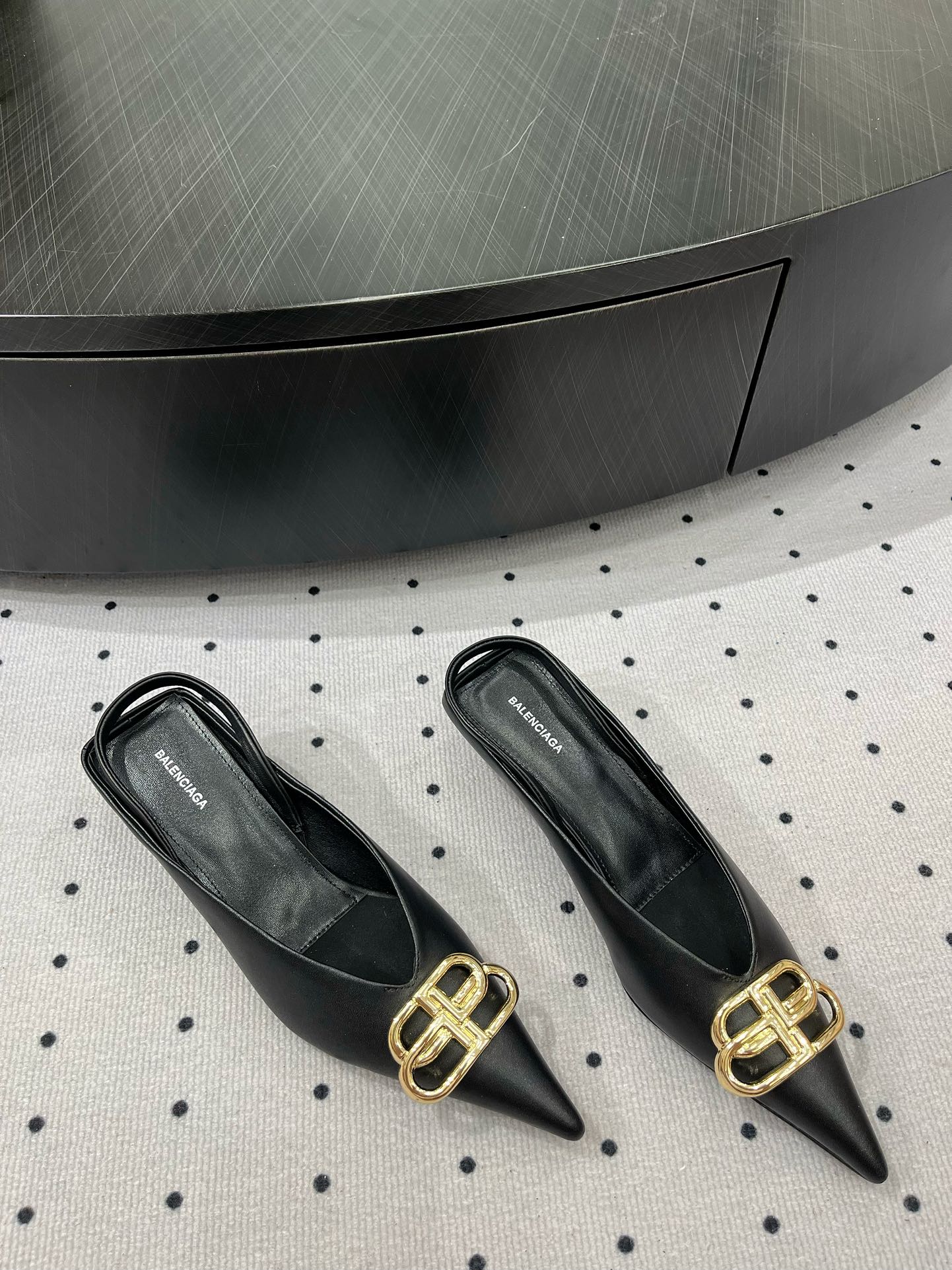 HEELED SLINGBACK 45 MM IN BLACK SMOOTH LAMBSKIN GOLD HARDWARE - 35