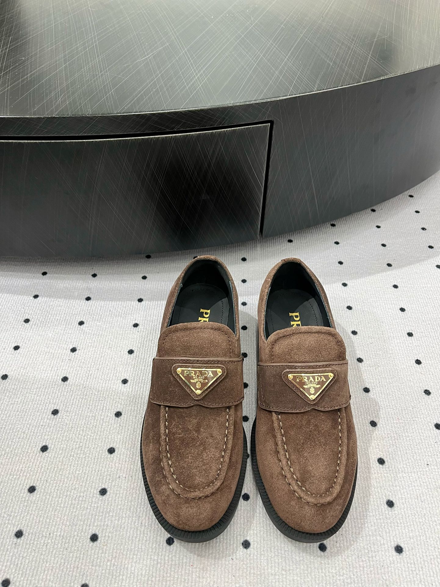 TRIANGLE LOGO LOAFER IN WOOD BROWN SUEDE - 35