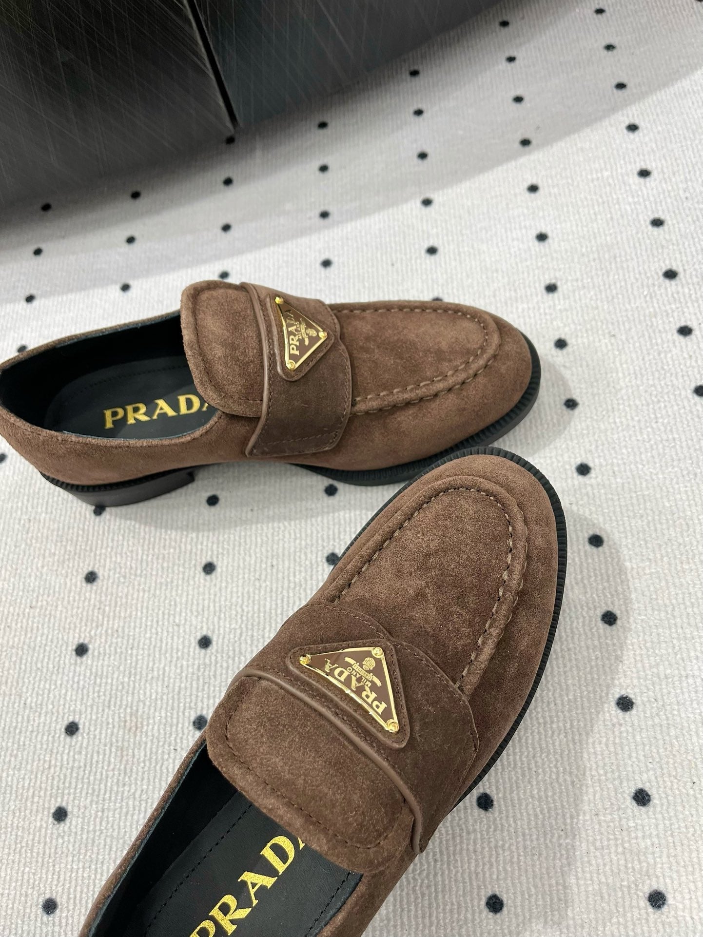 TRIANGLE LOGO LOAFER IN WOOD BROWN SUEDE - 35