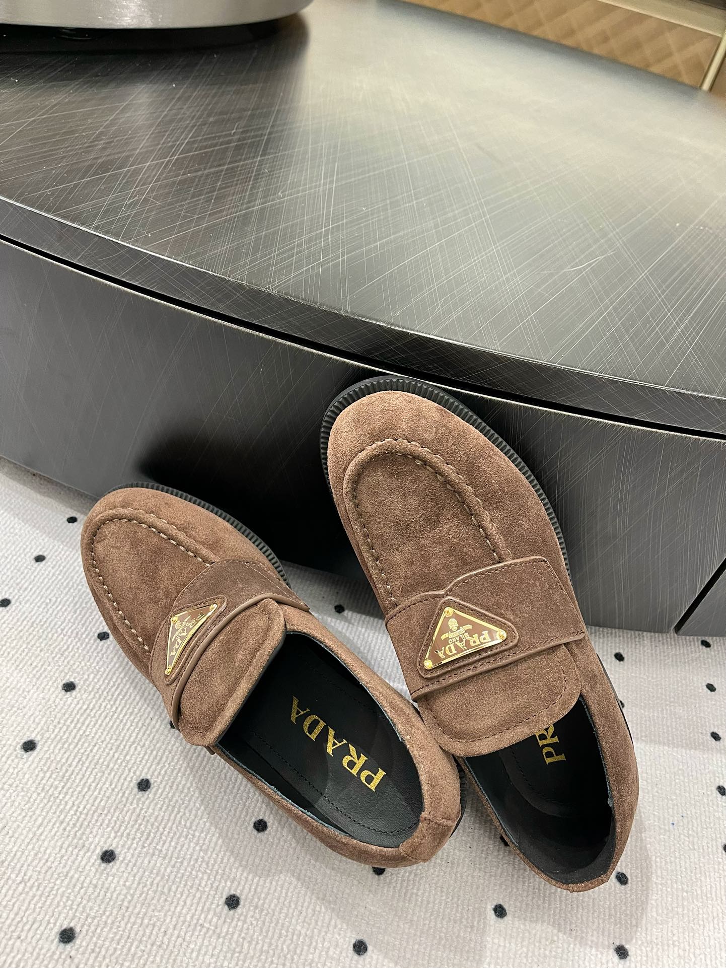 TRIANGLE LOGO LOAFER IN WOOD BROWN SUEDE - 35