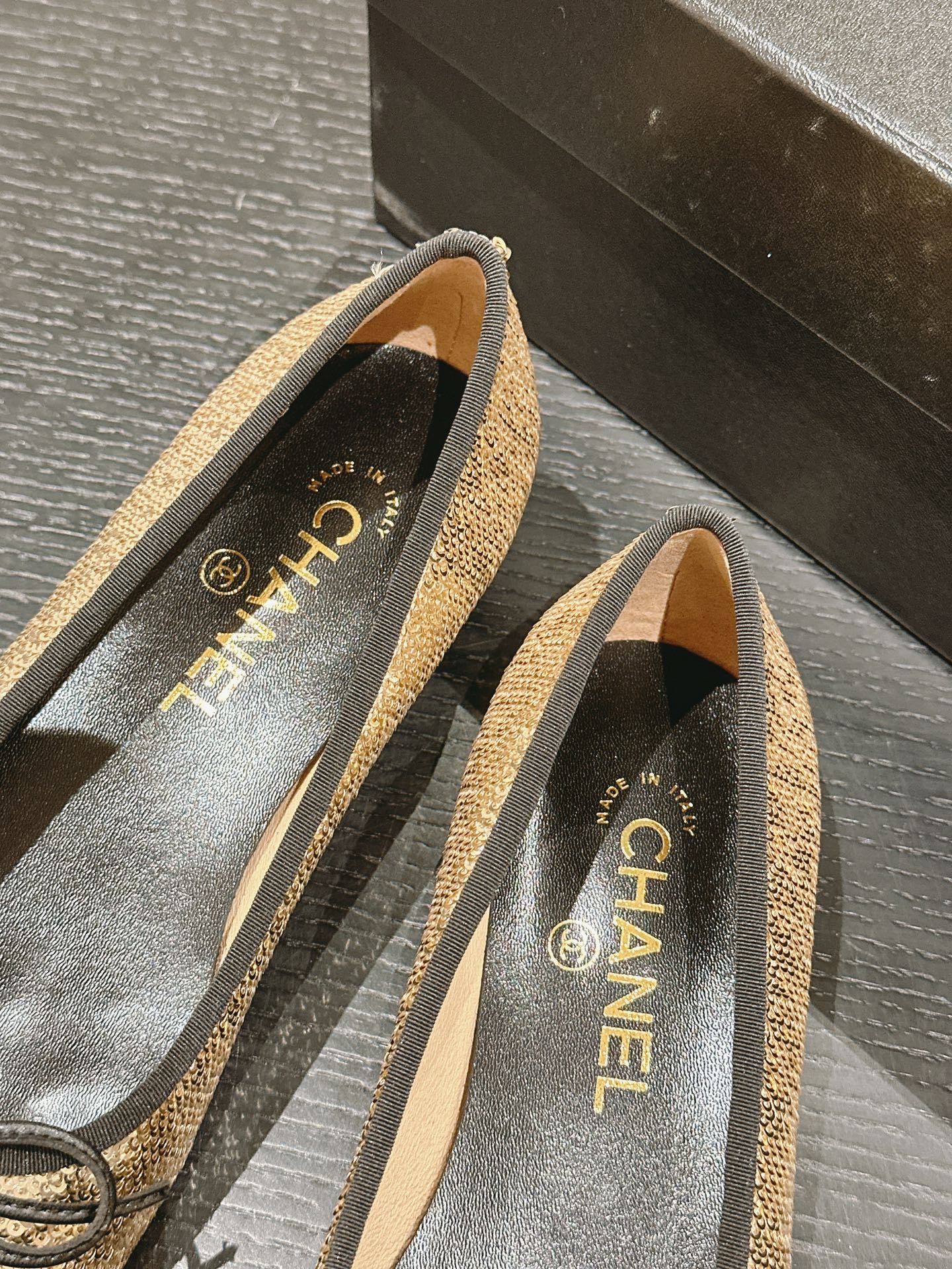 BALLET FLATS IN GOLDEN GLITTERED TULLE AND BLACK SATIN - 35