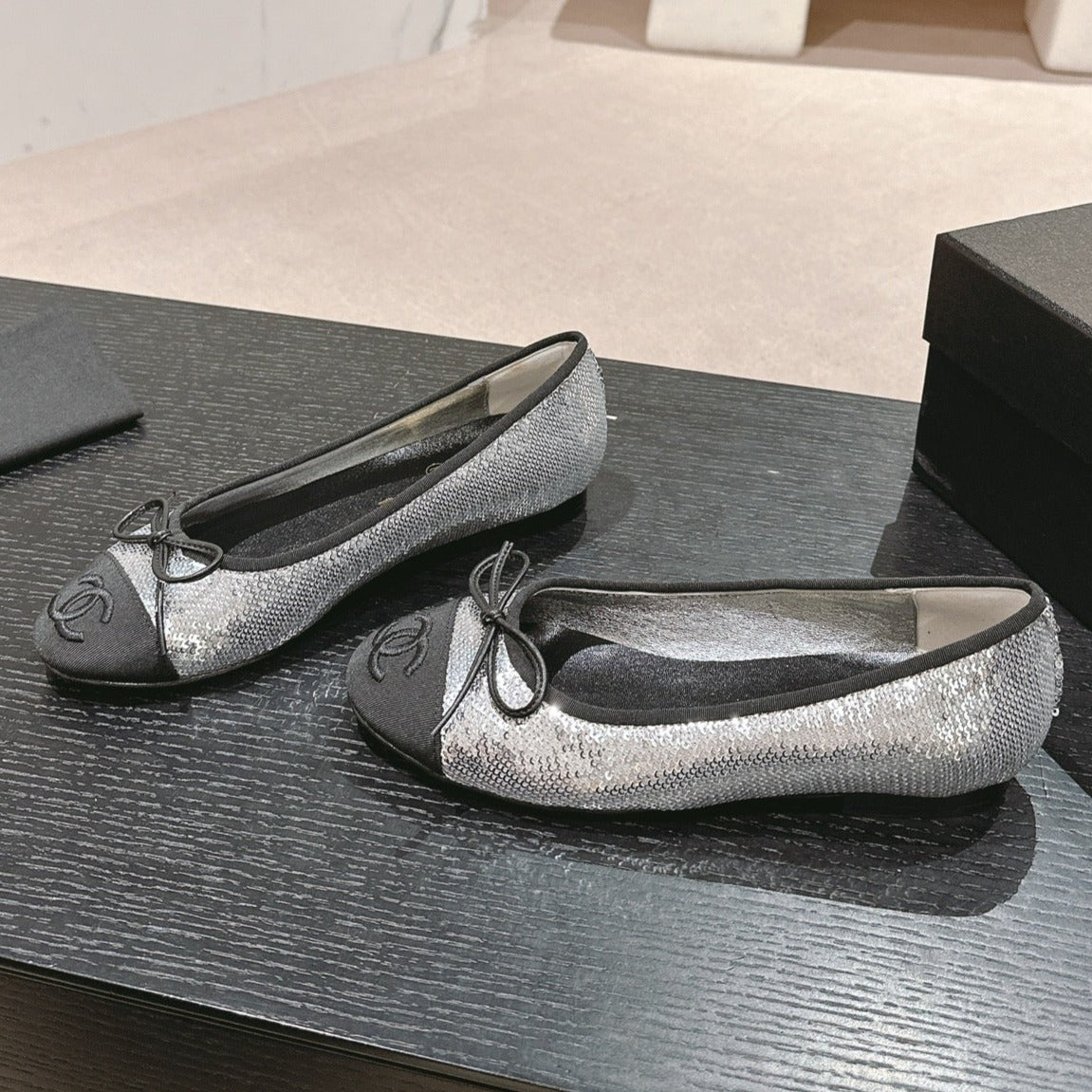 BALLET FLATS IN SILVER GLITTERED TULLE AND BLACK SATIN - 35