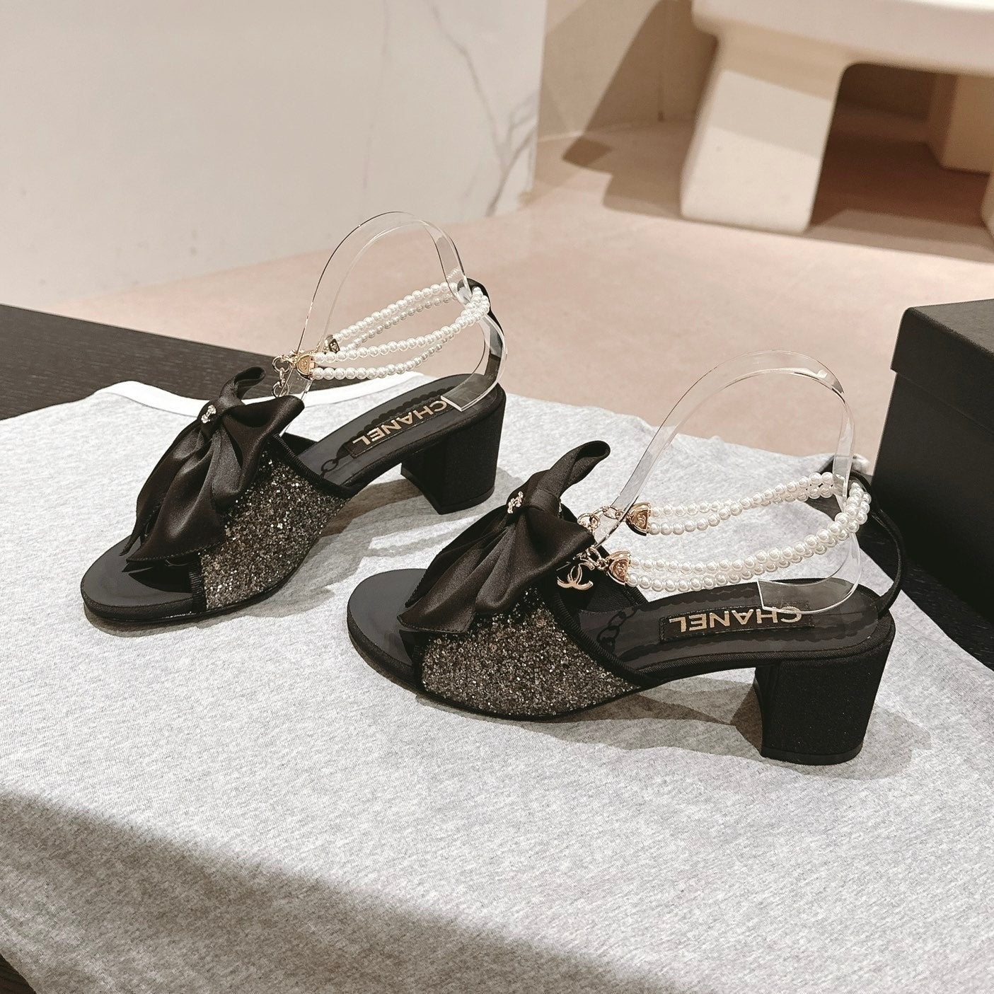 HIGH SANDAL WITH PEARL CHAIN BLACK LAMBSKIN WITH RHINESTONES - 34