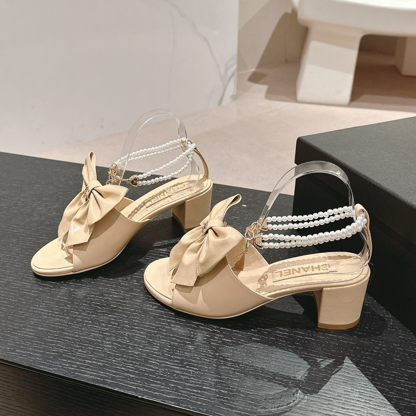 HIGH SANDAL WITH PEARL CHAIN IN BEIGE CREAM LAMBSKIN - 34