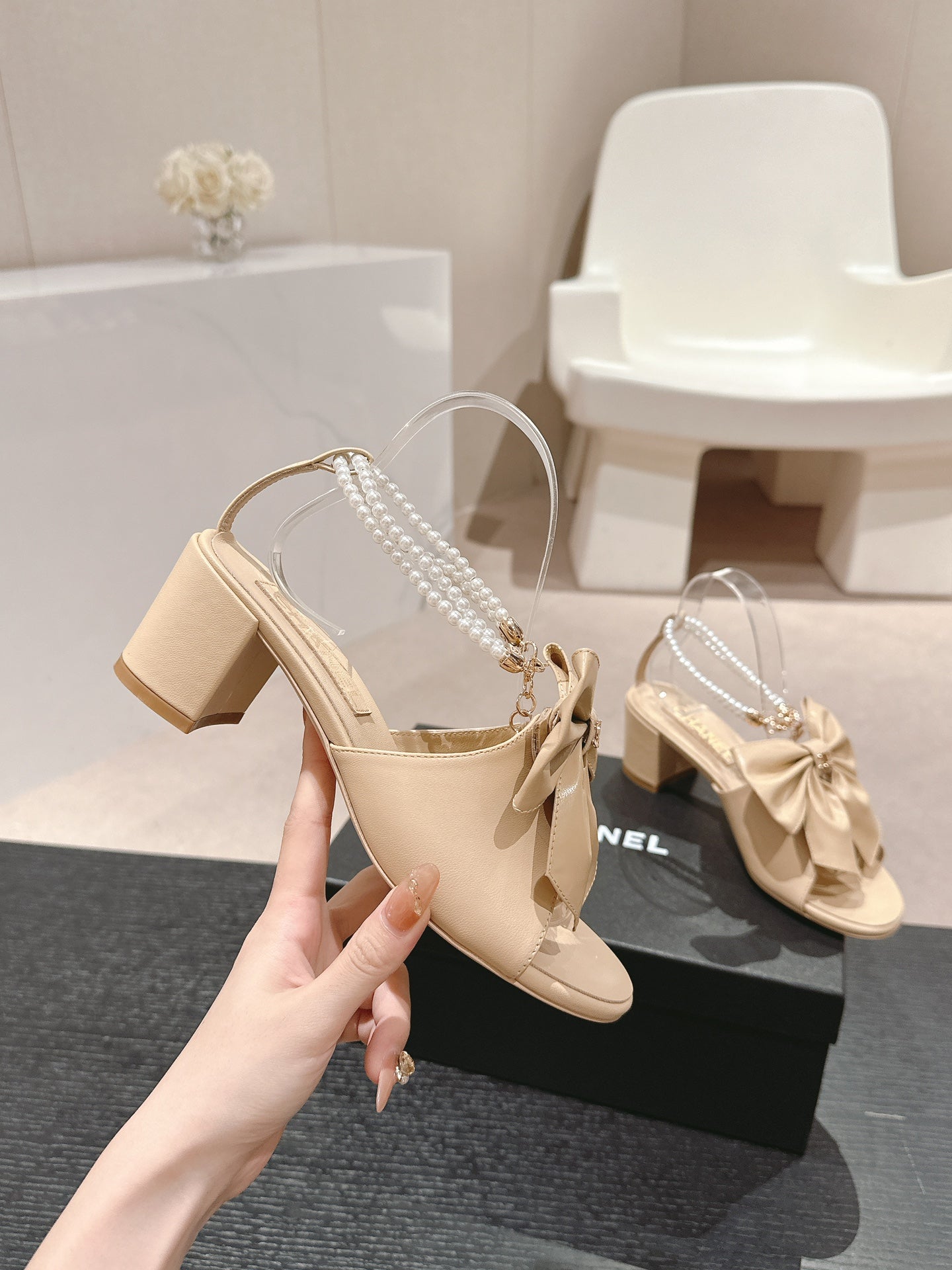 HIGH SANDAL WITH PEARL CHAIN IN BEIGE CREAM LAMBSKIN - 34