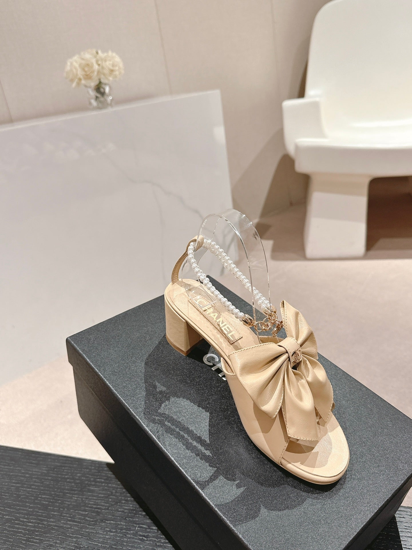 HIGH SANDAL WITH PEARL CHAIN IN BEIGE CREAM LAMBSKIN - 34