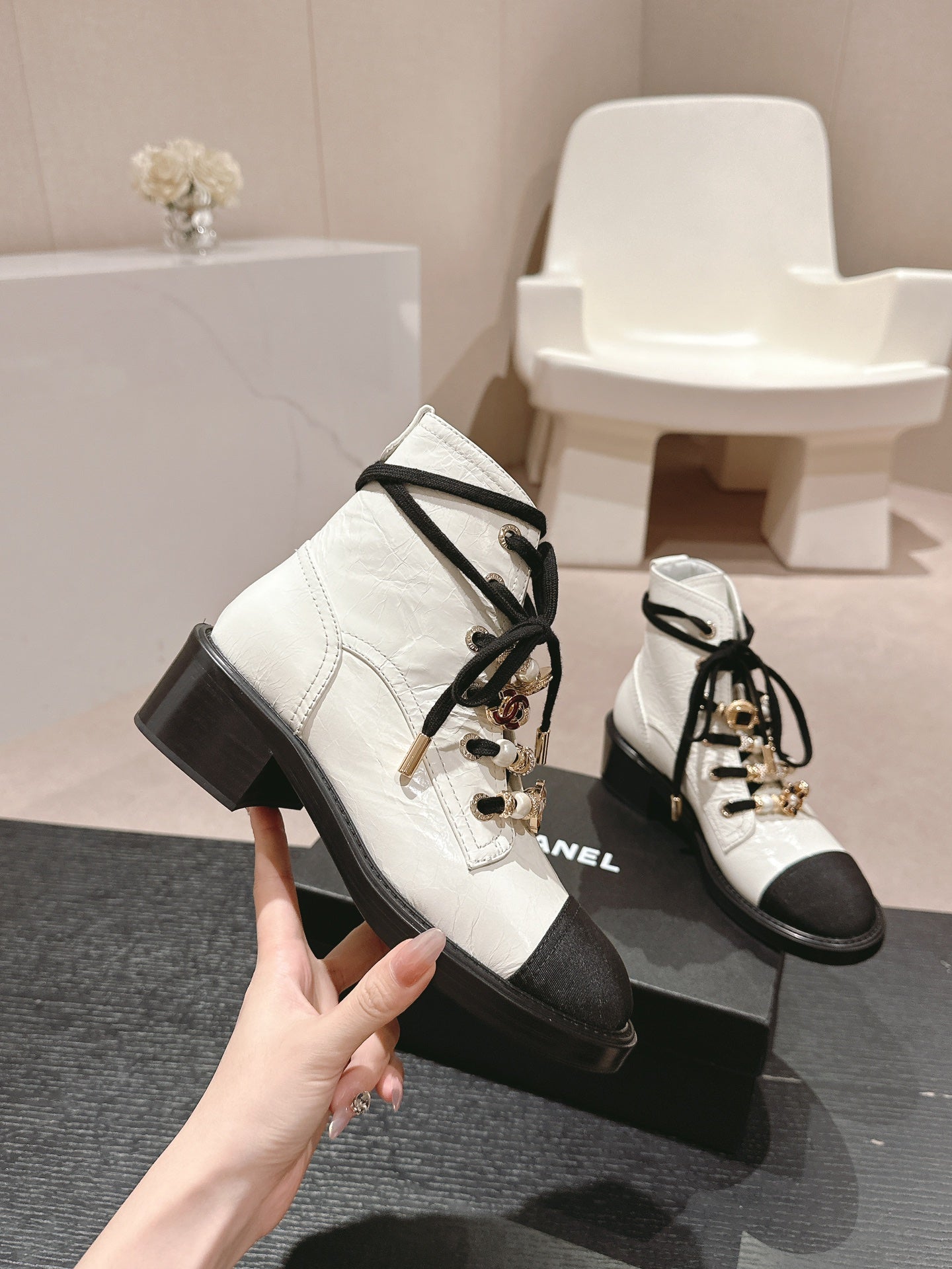OXFORD SHORT BOOTS WHITE MIX BLACK SHEEPSKIN - 34