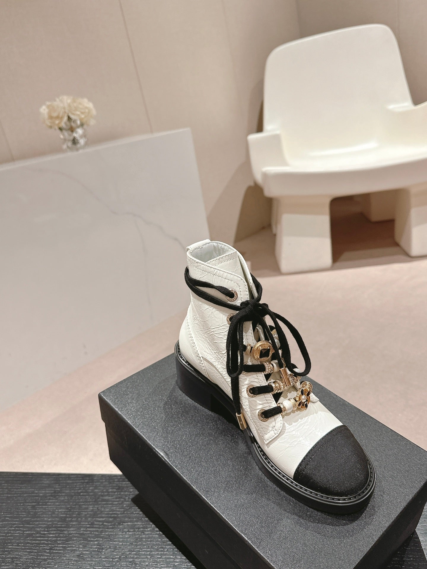 OXFORD SHORT BOOTS WHITE MIX BLACK SHEEPSKIN - 34