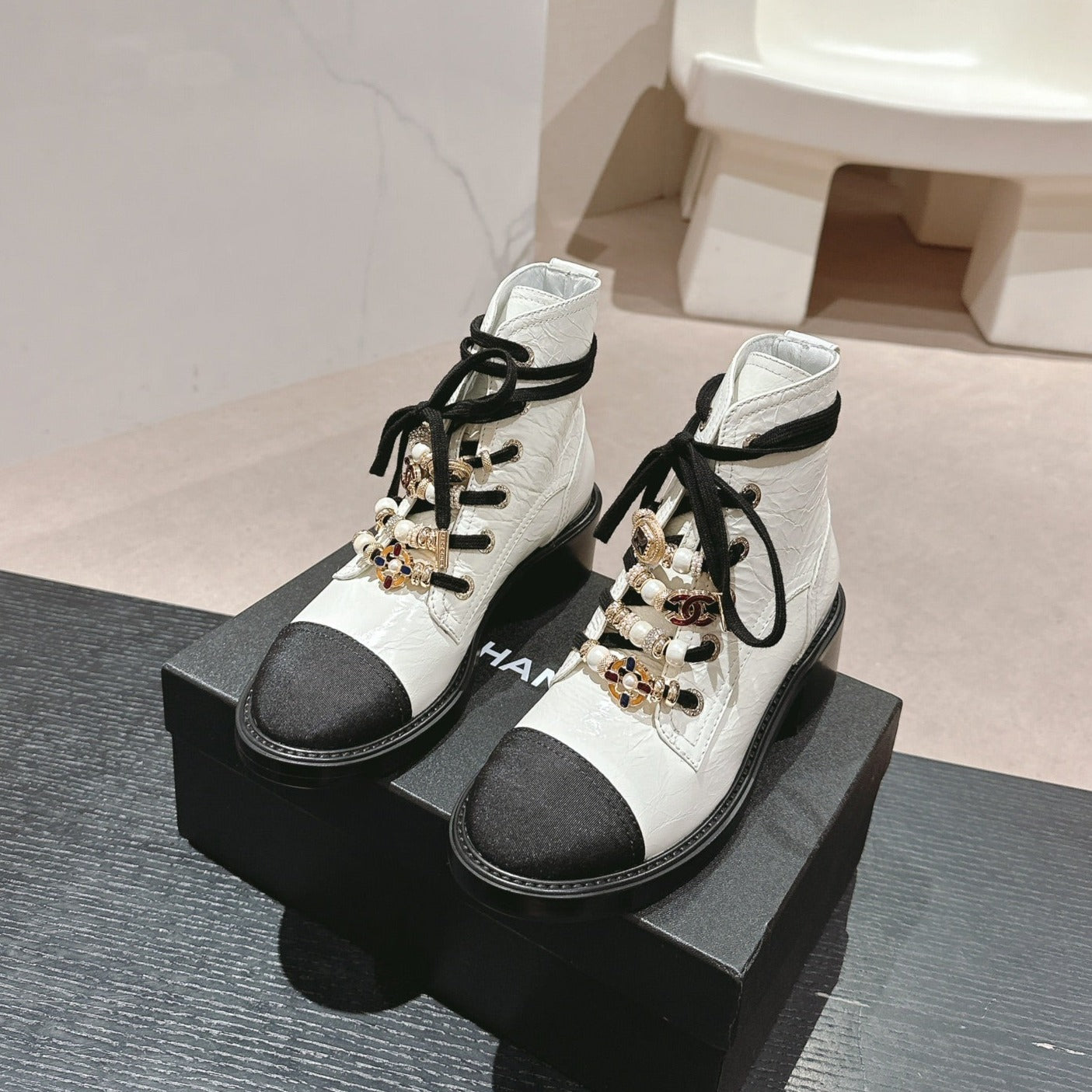 OXFORD SHORT BOOTS WHITE MIX BLACK SHEEPSKIN - 34