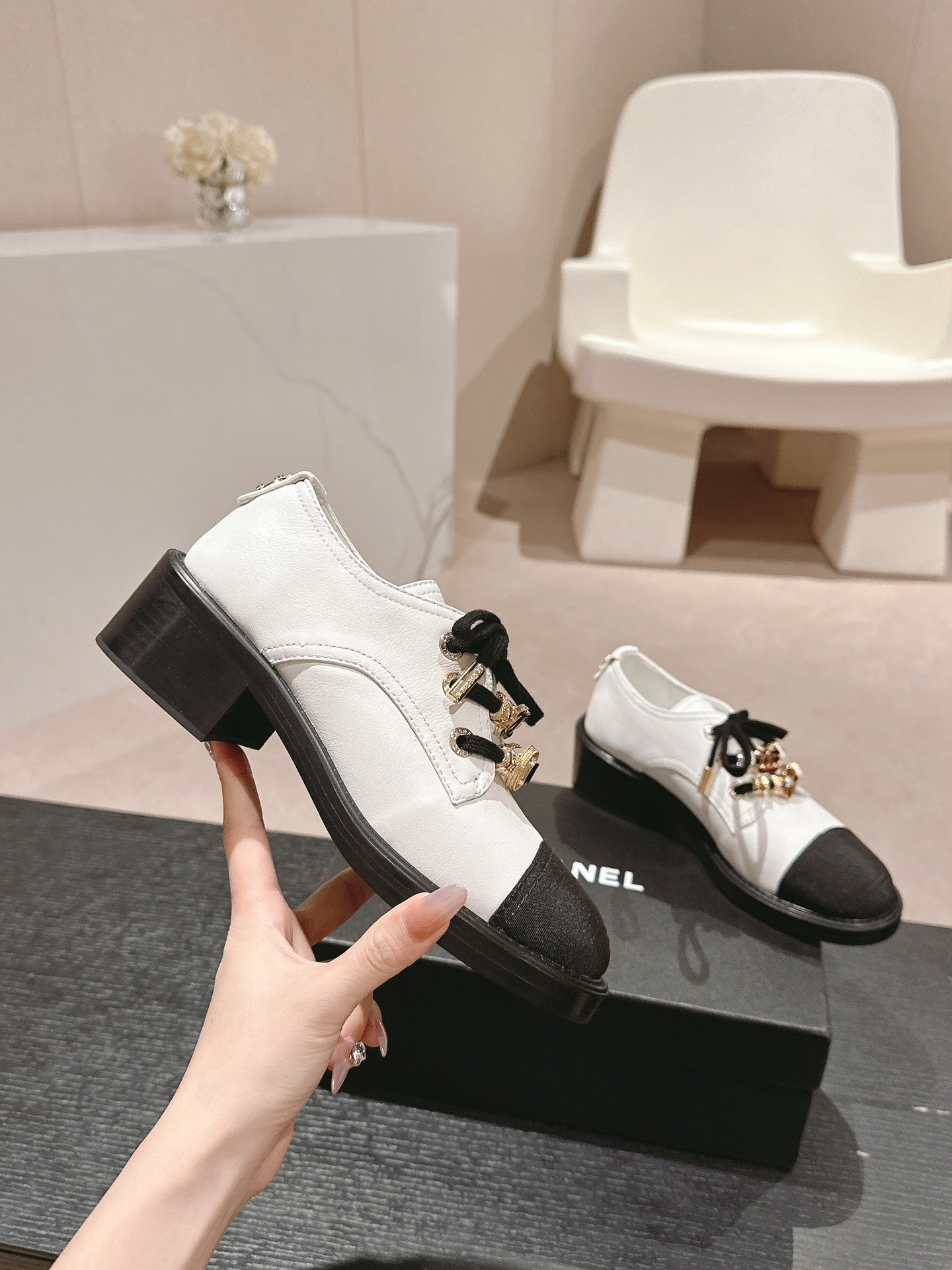 OXFORD SHOES WHITE MIX BLACK SHEEPSKIN - 34