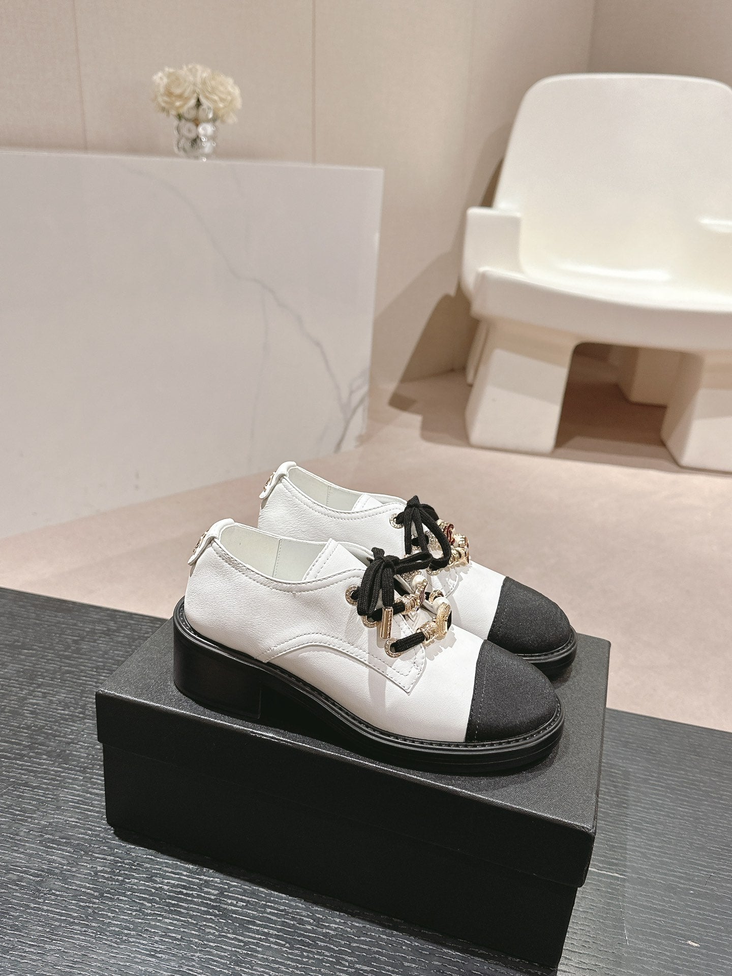 OXFORD SHOES WHITE MIX BLACK SHEEPSKIN - 34