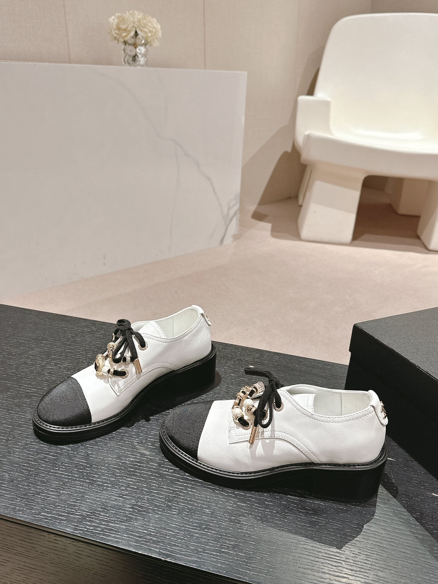 OXFORD SHOES WHITE MIX BLACK SHEEPSKIN - 34