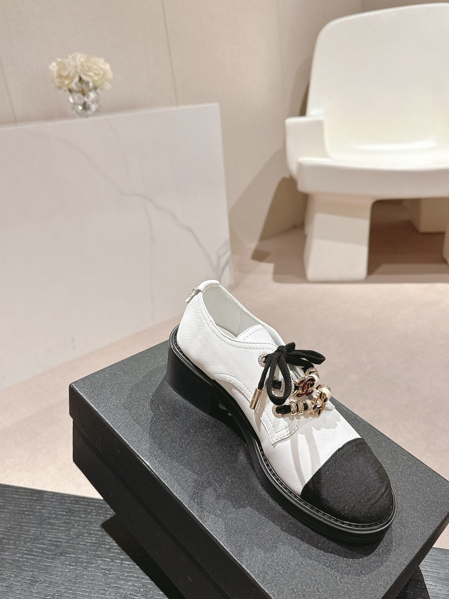 OXFORD SHOES WHITE MIX BLACK SHEEPSKIN - 34