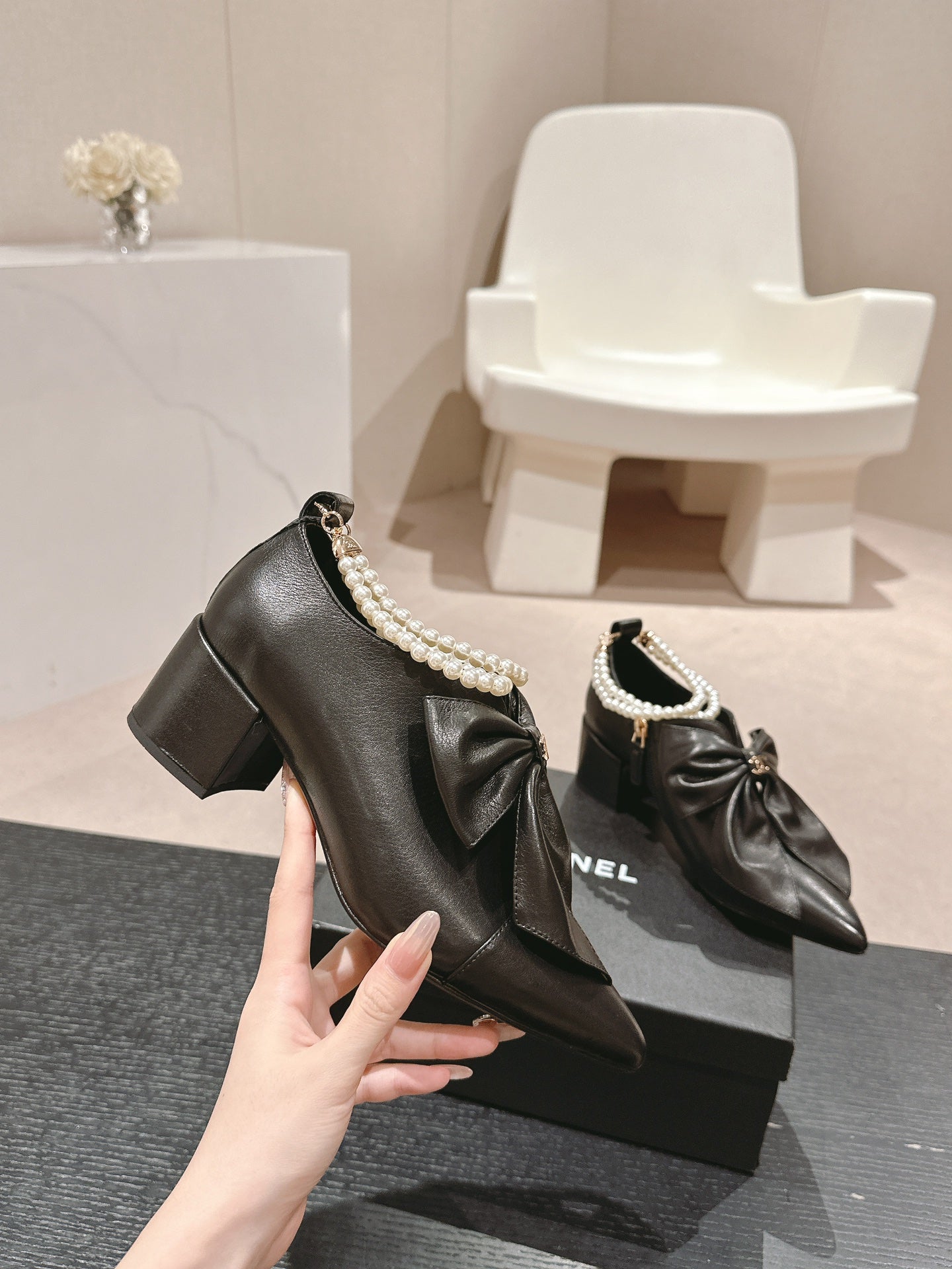 SHORT BOOTS IN BLACK SHEEPSKIN WITH BOW - 35