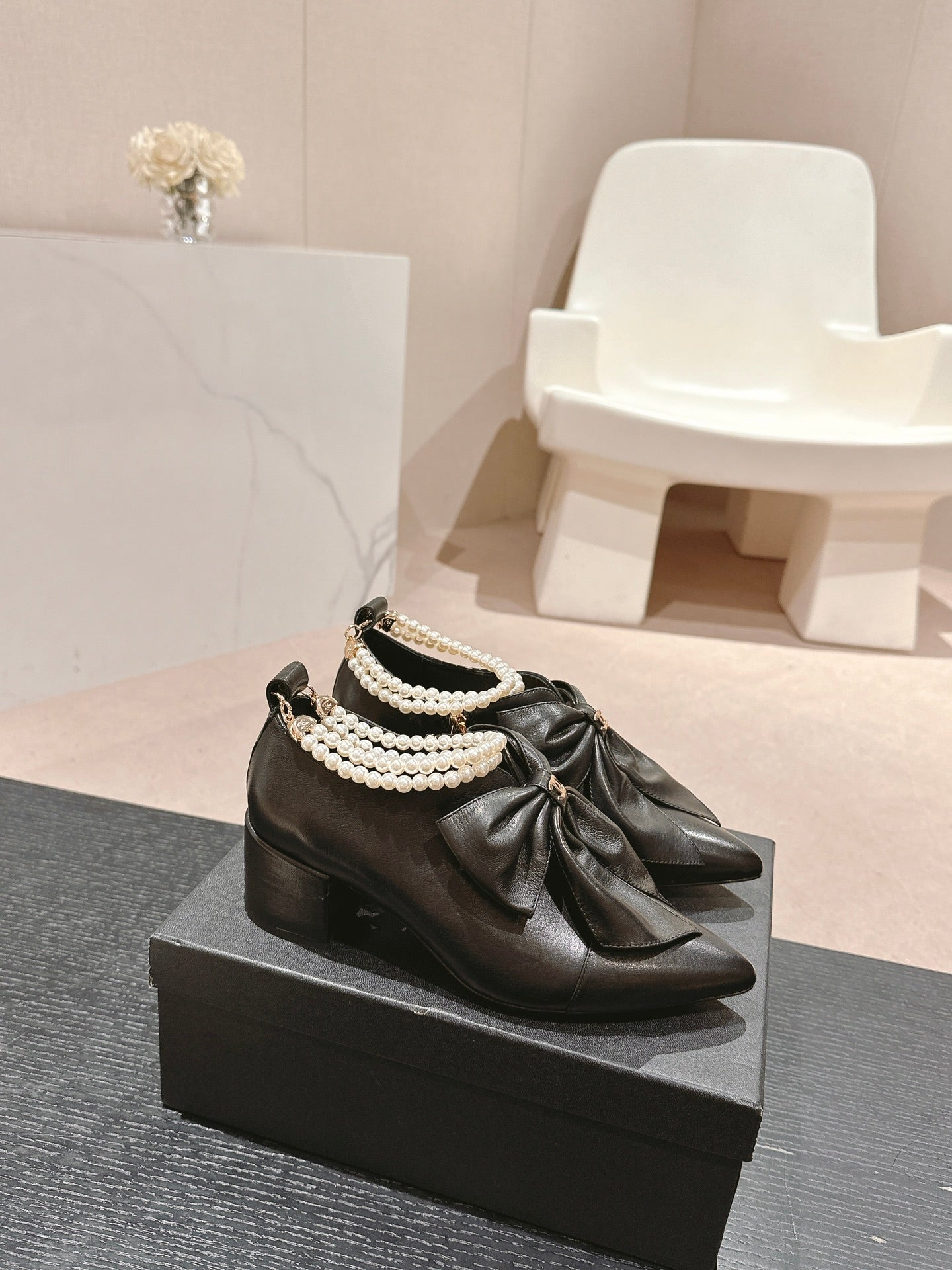 SHORT BOOTS IN BLACK SHEEPSKIN WITH BOW - 35