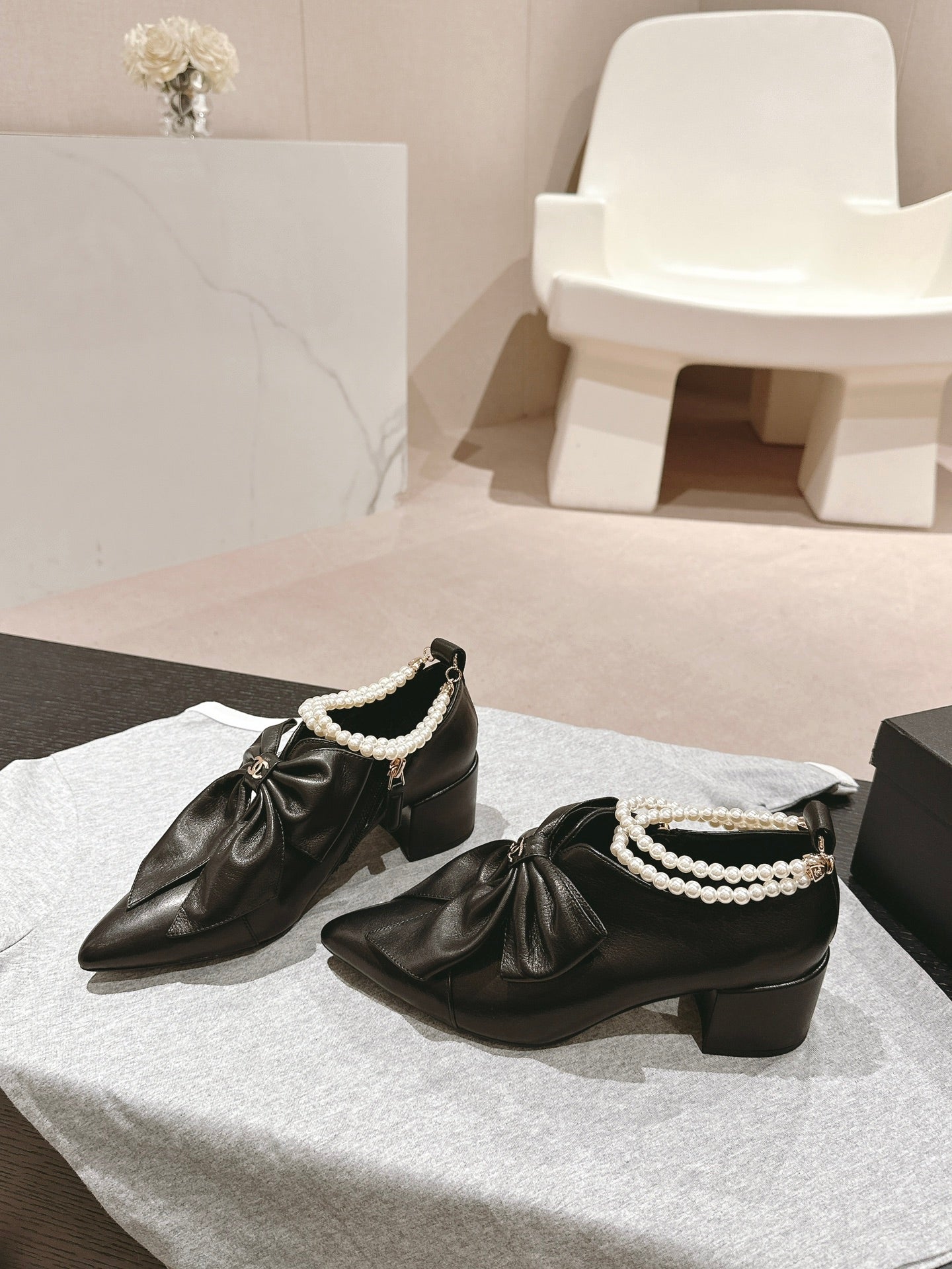 SHORT BOOTS IN BLACK SHEEPSKIN WITH BOW - 35