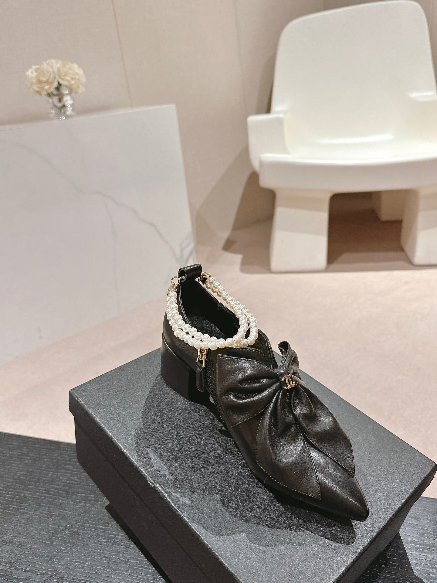 SHORT BOOTS IN BLACK SHEEPSKIN WITH BOW - 35