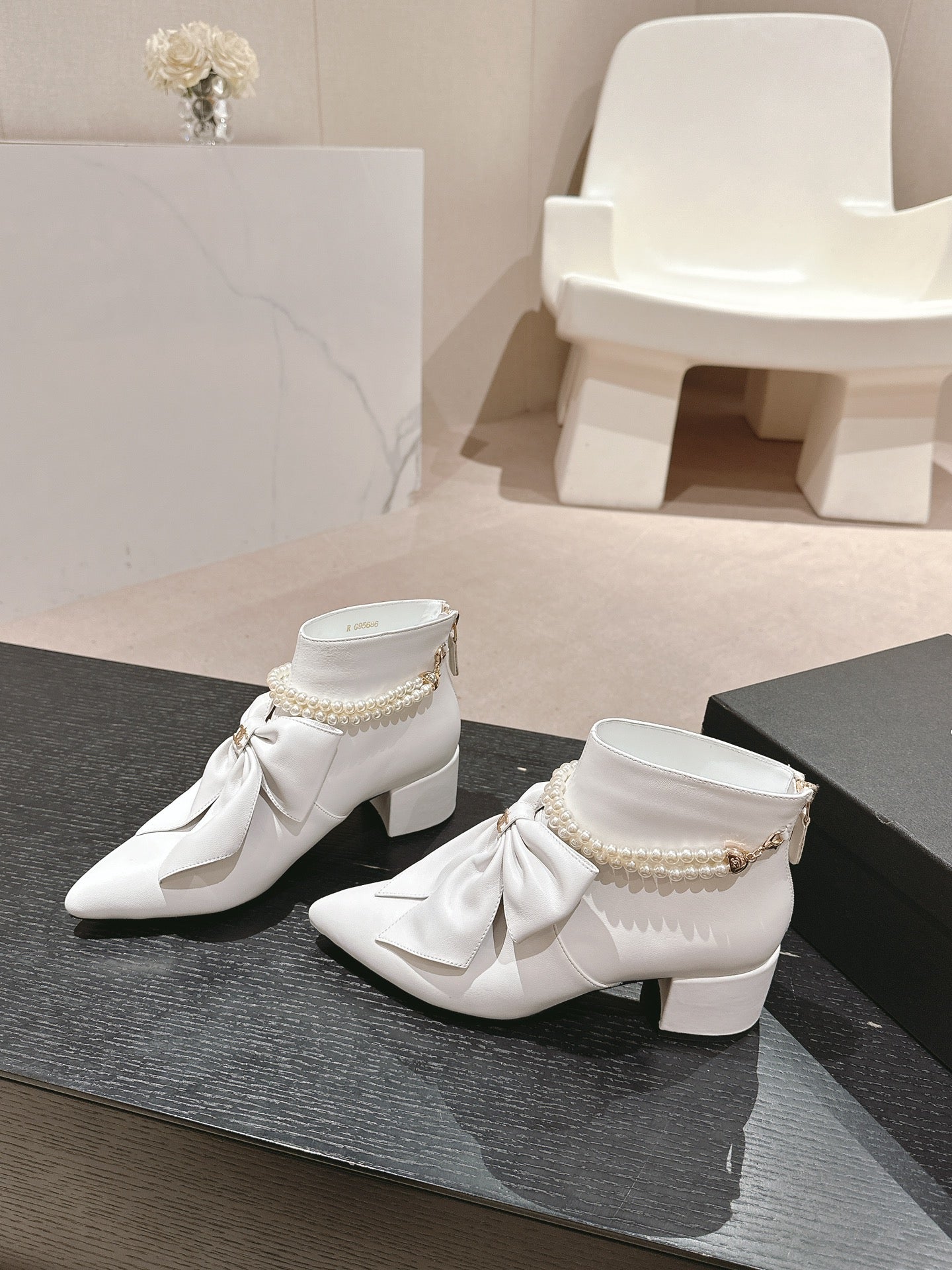 SHORT BOOTS IN WHITE SHEEPSKIN WITH BOW - 35