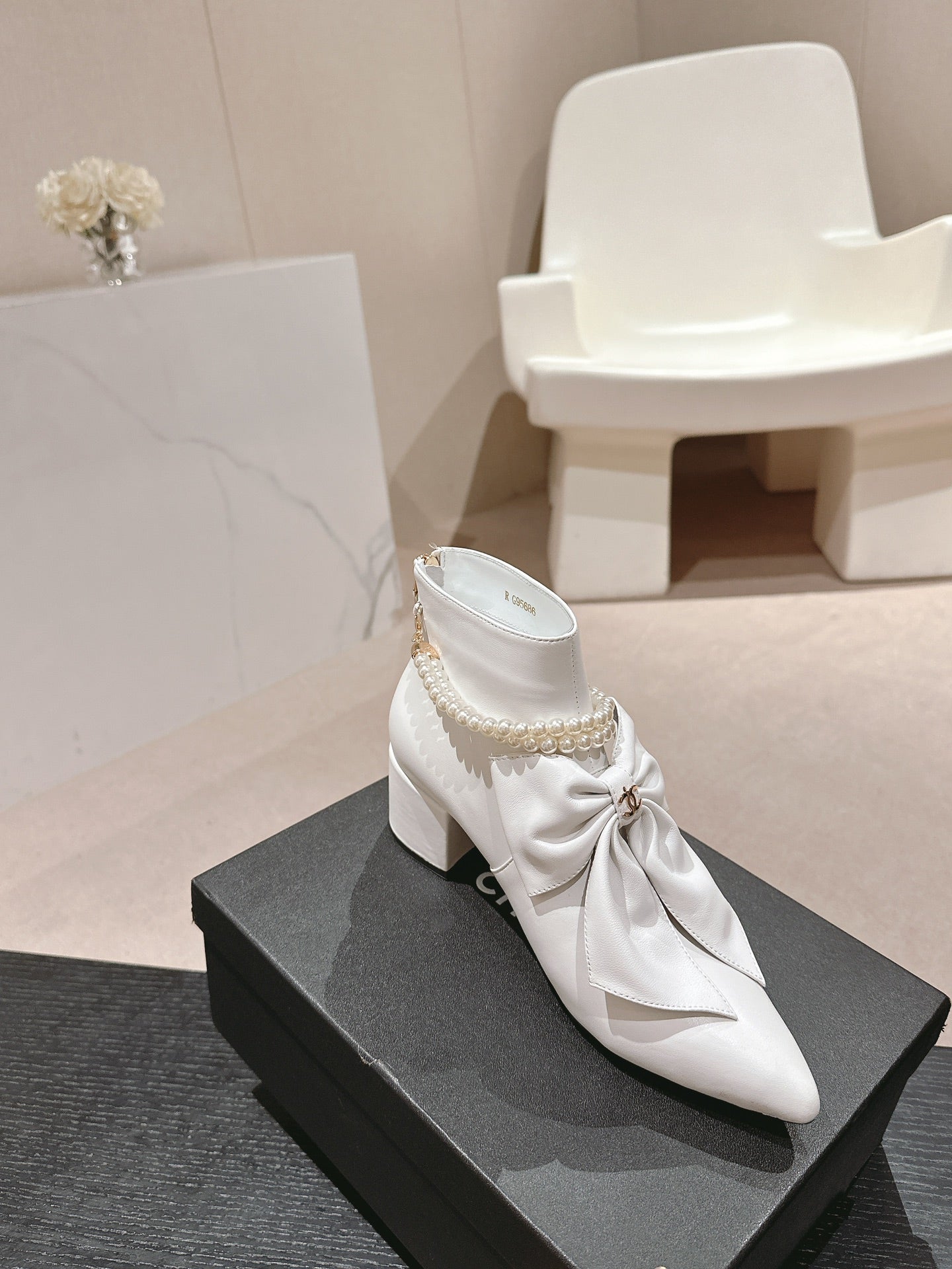 SHORT BOOTS IN WHITE SHEEPSKIN WITH BOW - 35