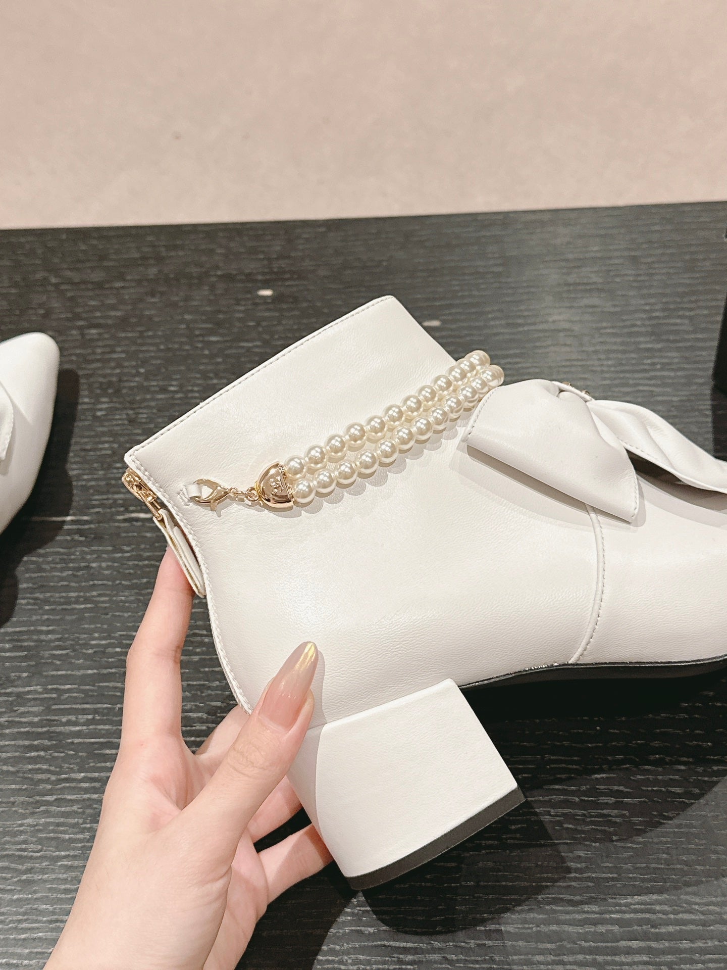 SHORT BOOTS IN WHITE SHEEPSKIN WITH BOW - 35