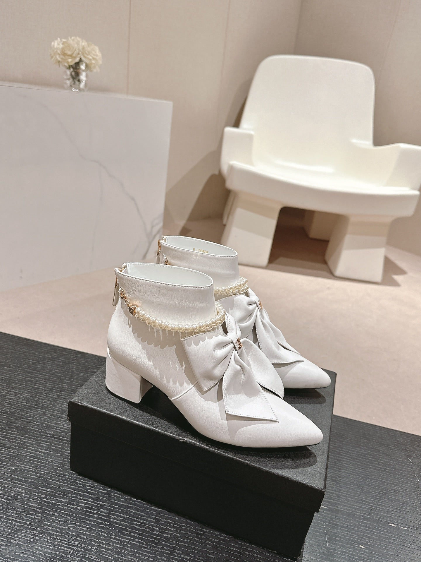 SHORT BOOTS IN WHITE SHEEPSKIN WITH BOW - 35