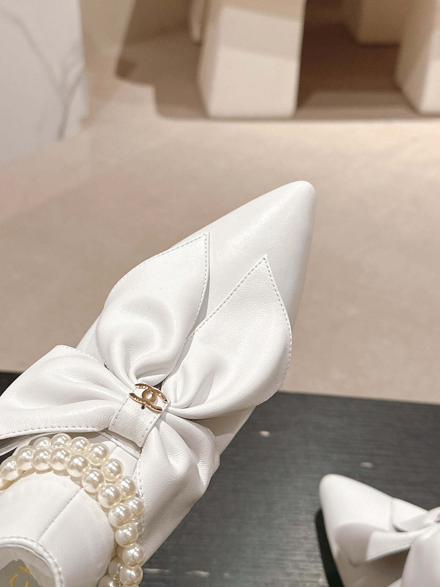 SHORT BOOTS IN WHITE SHEEPSKIN WITH BOW - 35