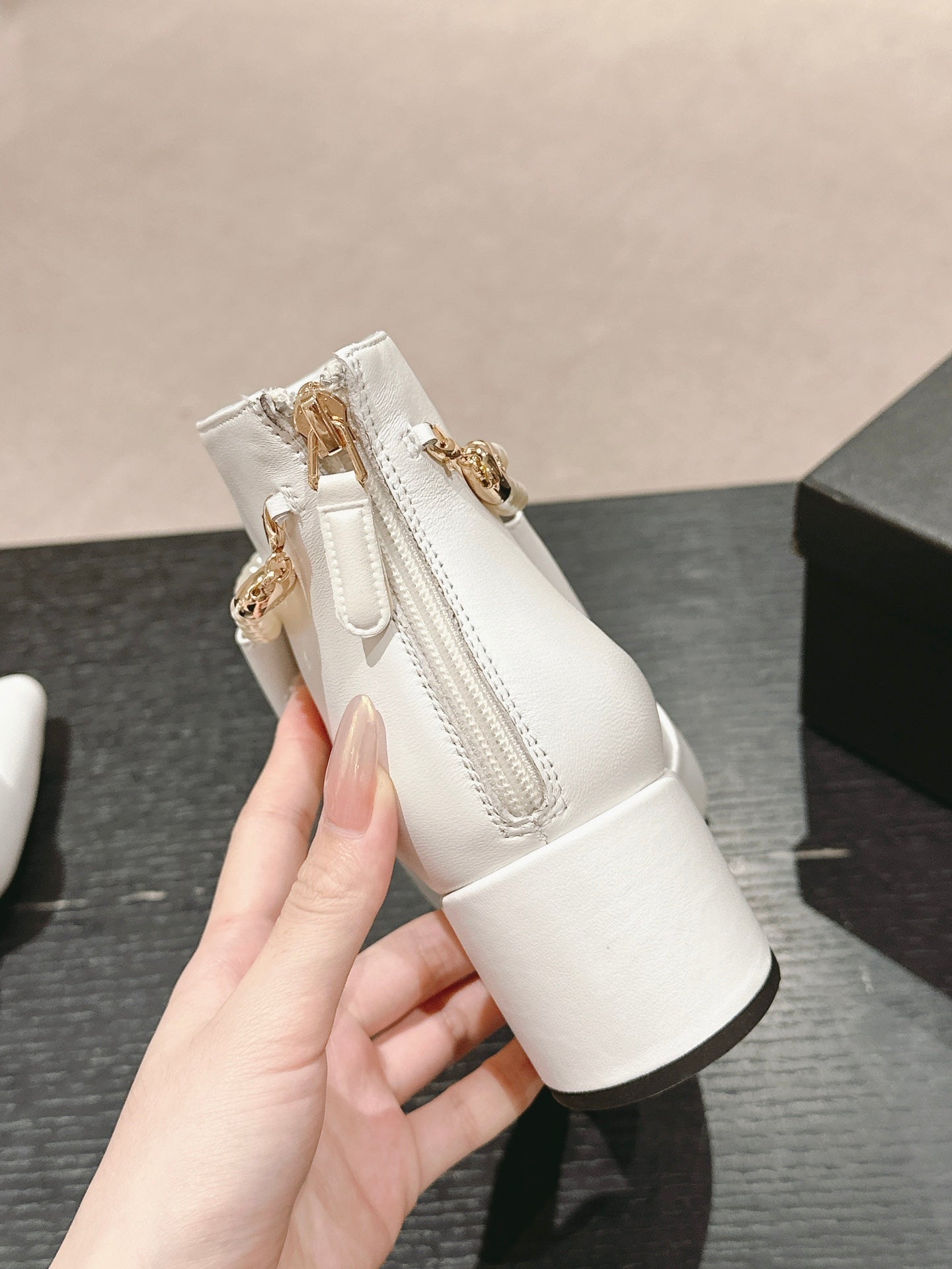 SHORT BOOTS IN WHITE SHEEPSKIN WITH BOW - 35