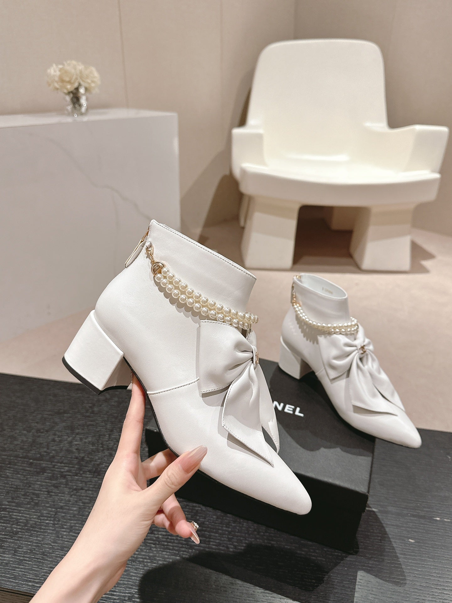 SHORT BOOTS IN WHITE SHEEPSKIN WITH BOW - 35