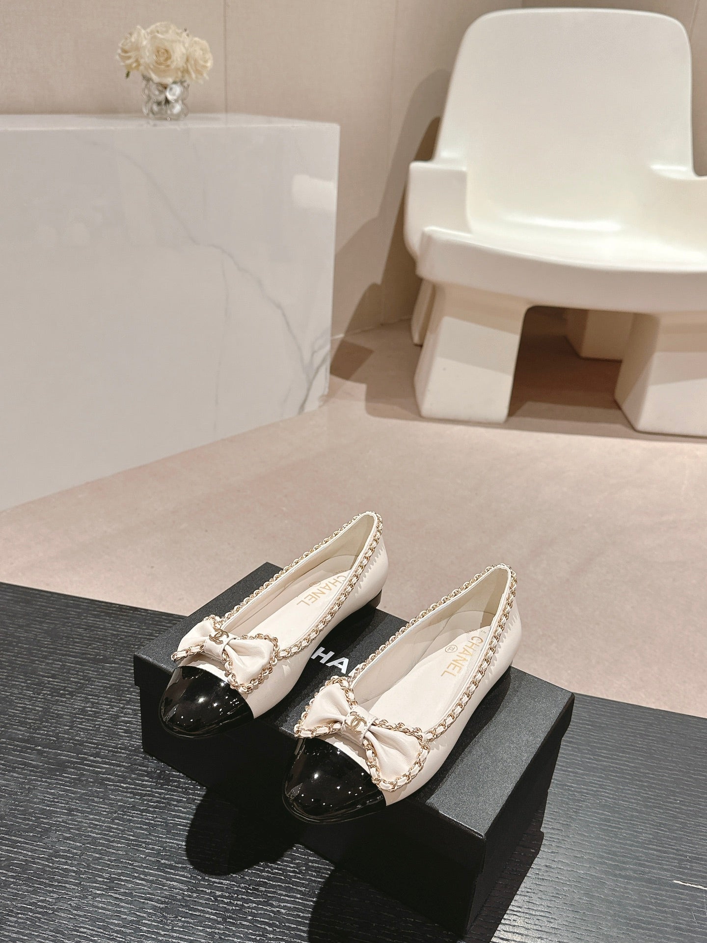 BOWKNOT BALLET FLAT IN WHITE MIX BLACK SHEEPSKIN - 34