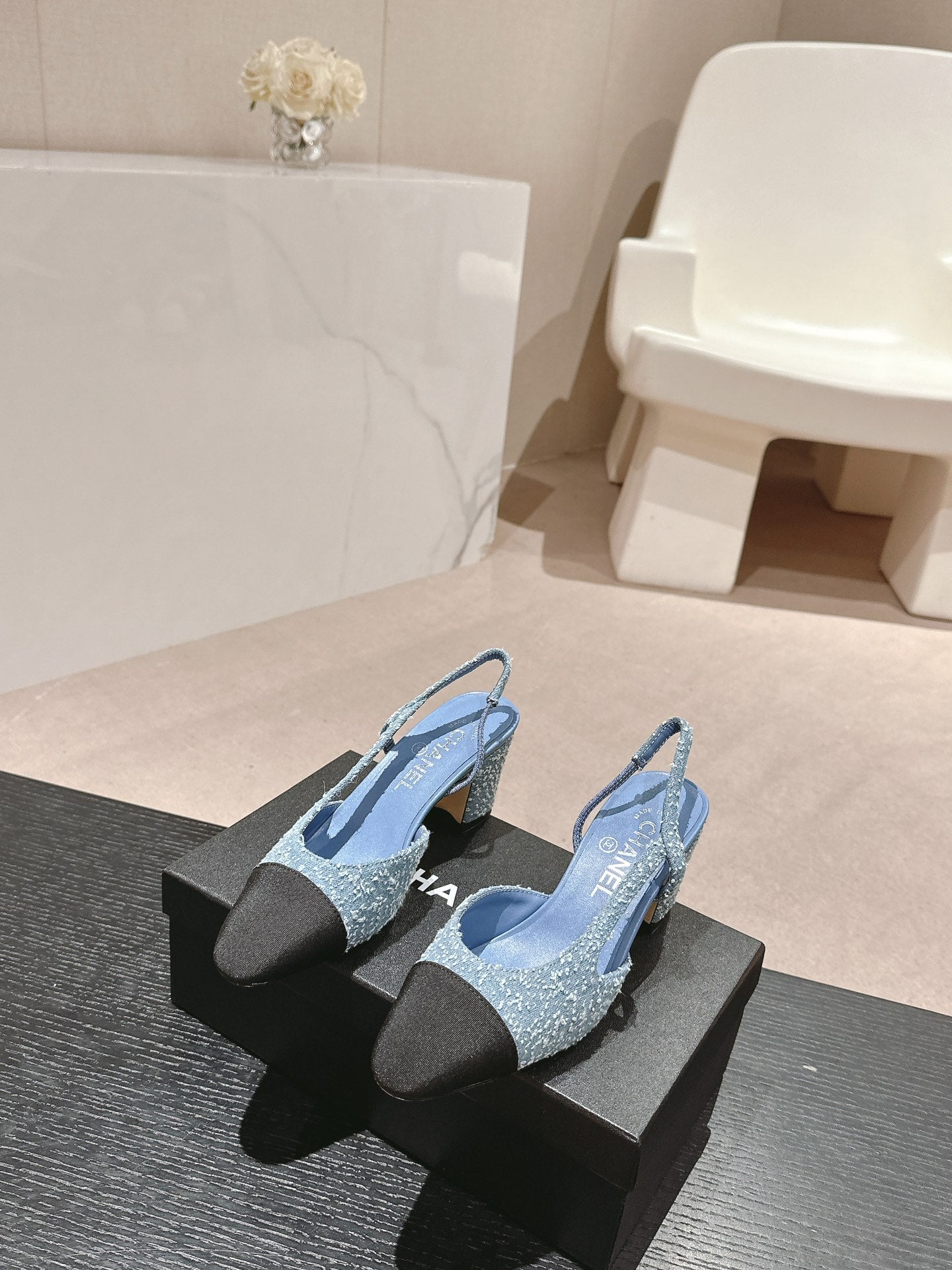 HIGH SLINGBACKS IN LIGHT BLUE DENIM AND BLACK SATIN - 34