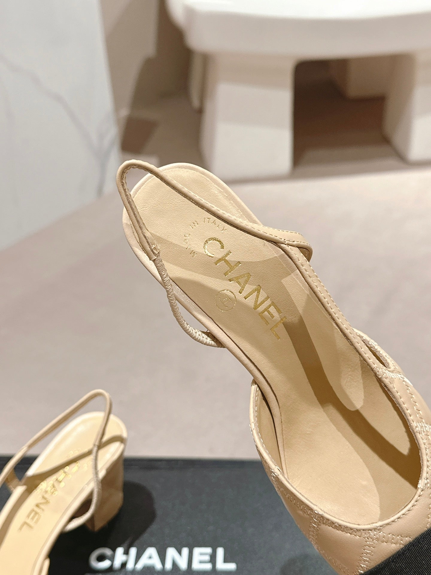 HIGH SLINGBACKS IN BEIGE CREAM LAMBSKIN AND BLACK SATIN - 34