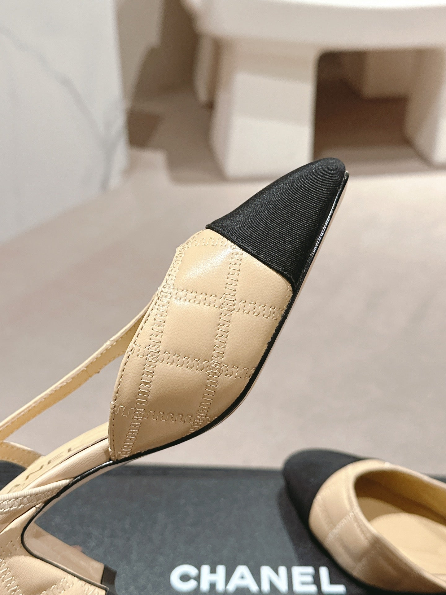 HIGH SLINGBACKS IN BEIGE CREAM LAMBSKIN AND BLACK SATIN - 34
