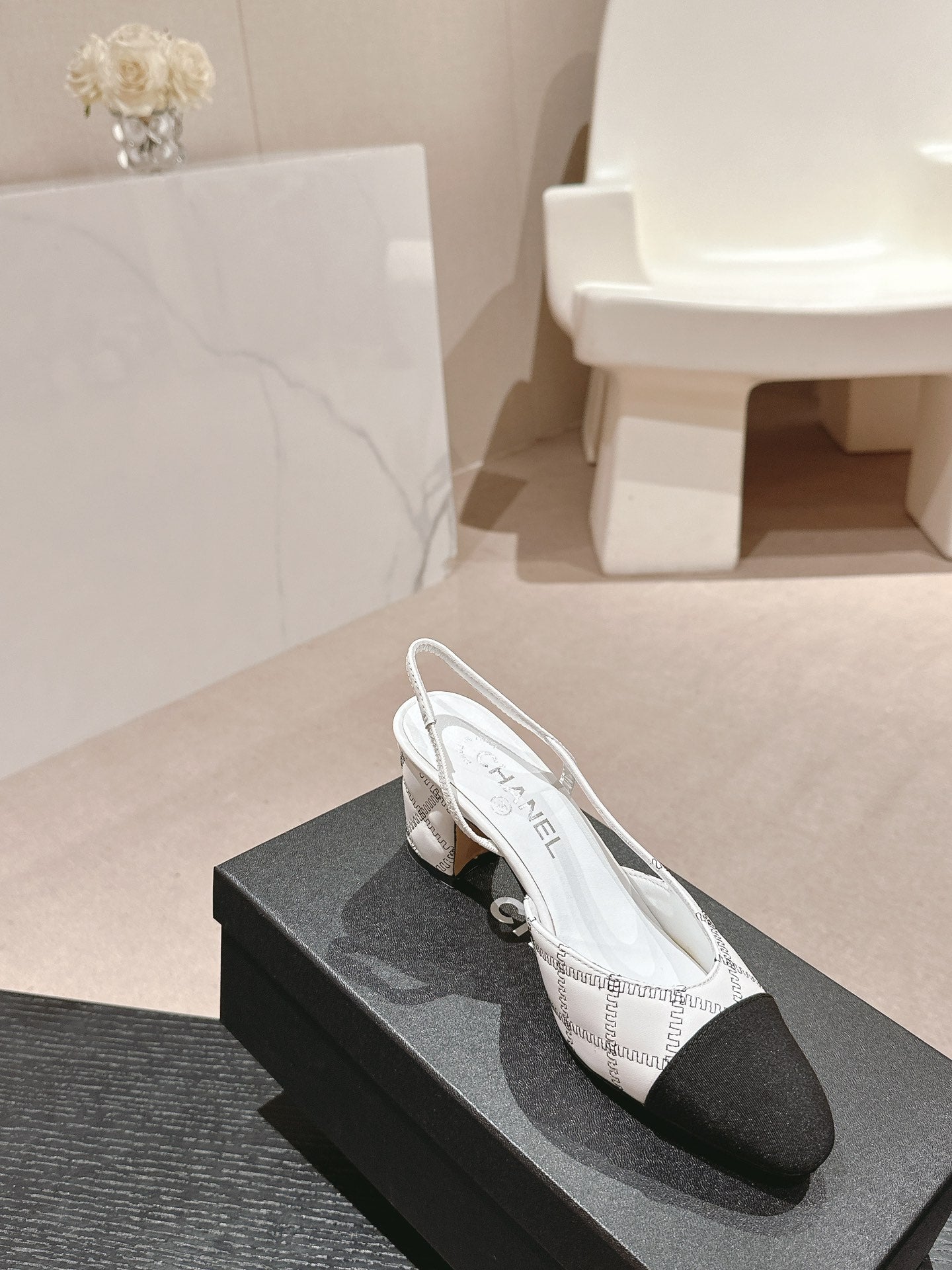 HIGH SLINGBACKS IN WHITE LAMBSKIN AND BLACK SATIN - 34