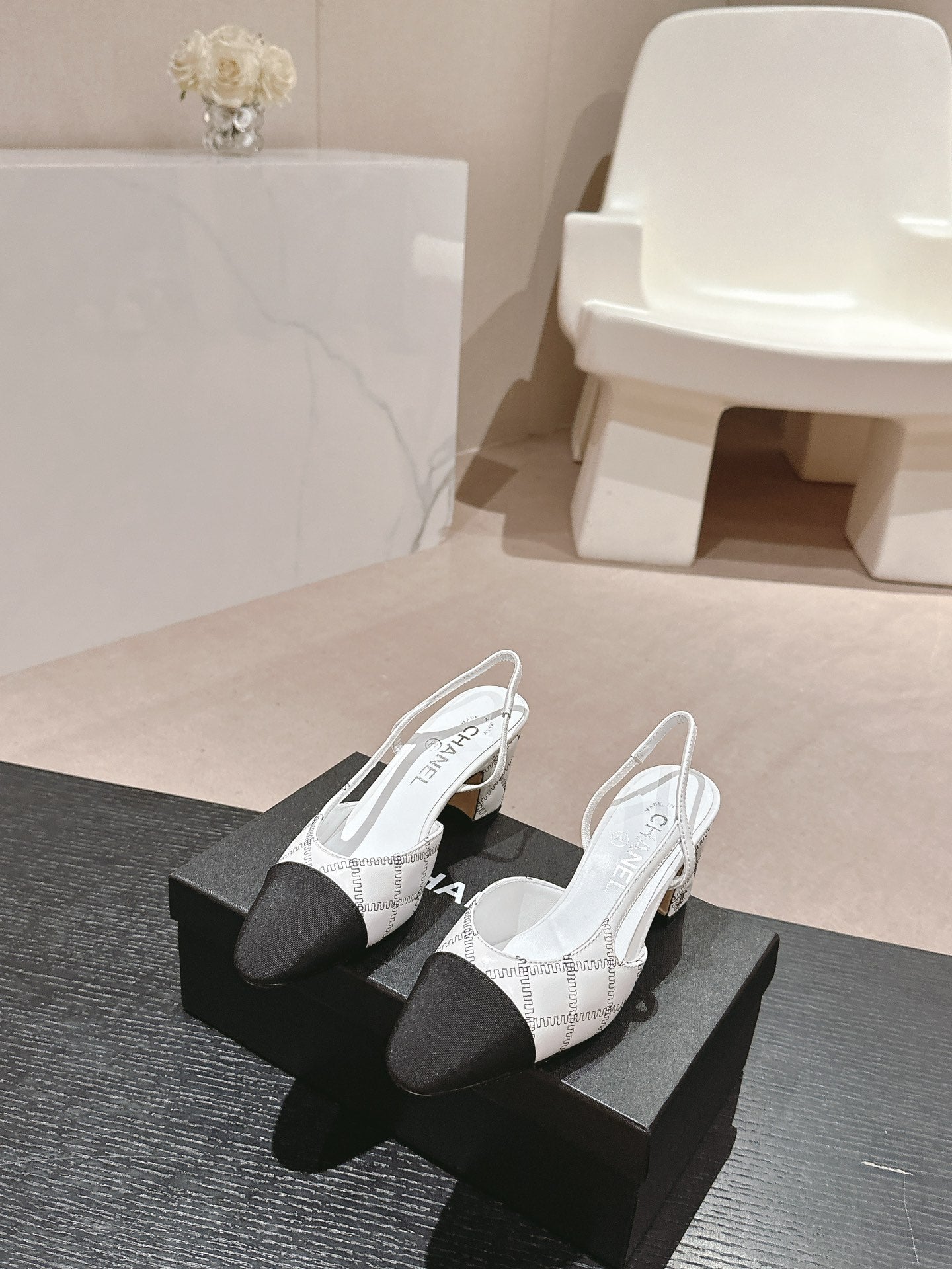 HIGH SLINGBACKS IN WHITE LAMBSKIN AND BLACK SATIN - 34