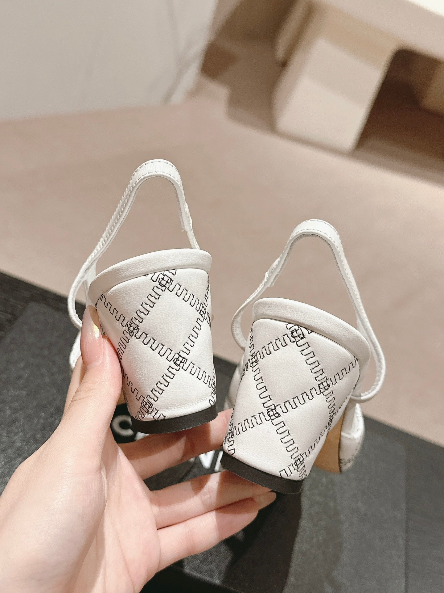 HIGH SLINGBACKS IN WHITE LAMBSKIN AND BLACK SATIN - 34