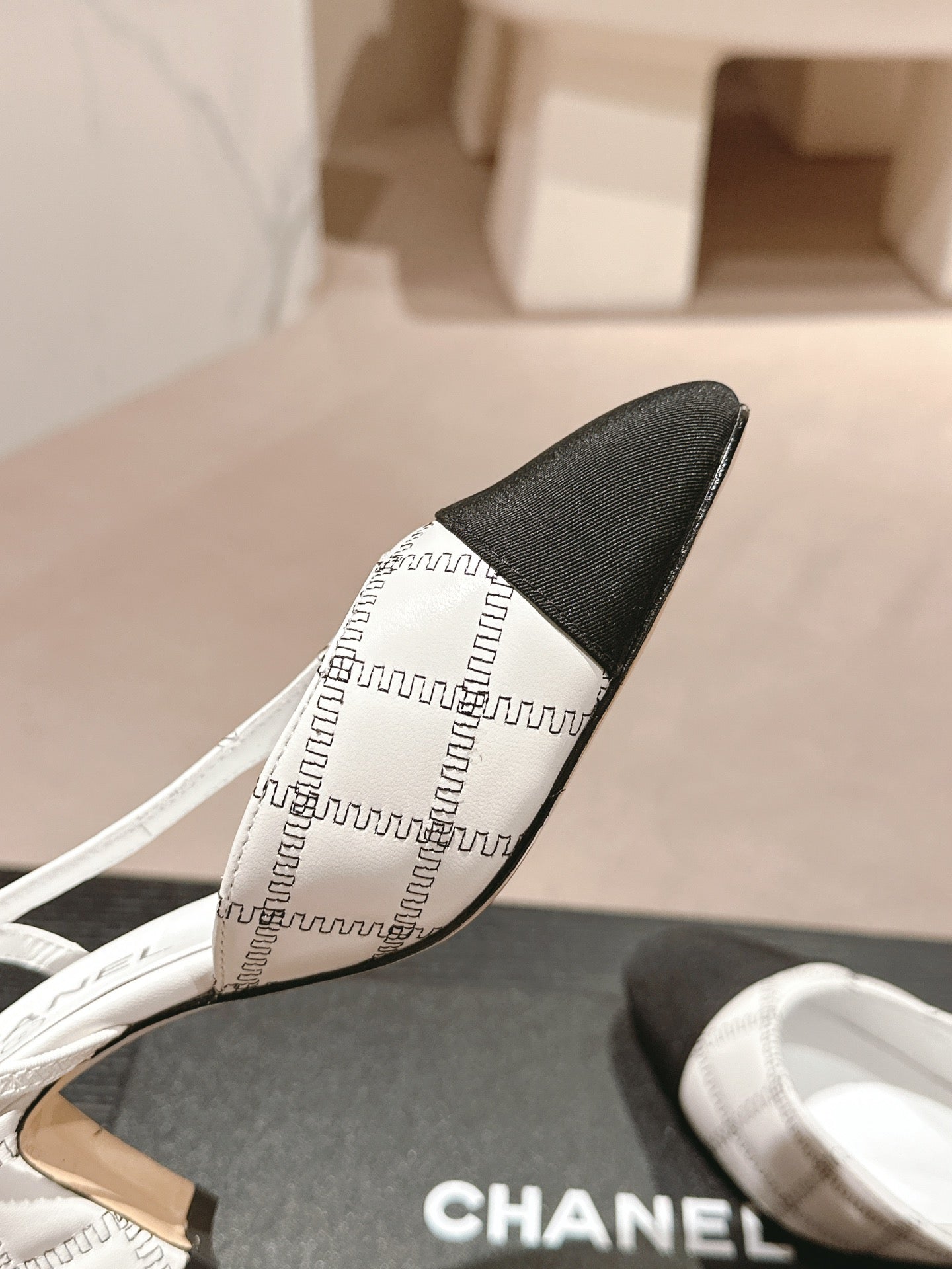 HIGH SLINGBACKS IN WHITE LAMBSKIN AND BLACK SATIN - 34