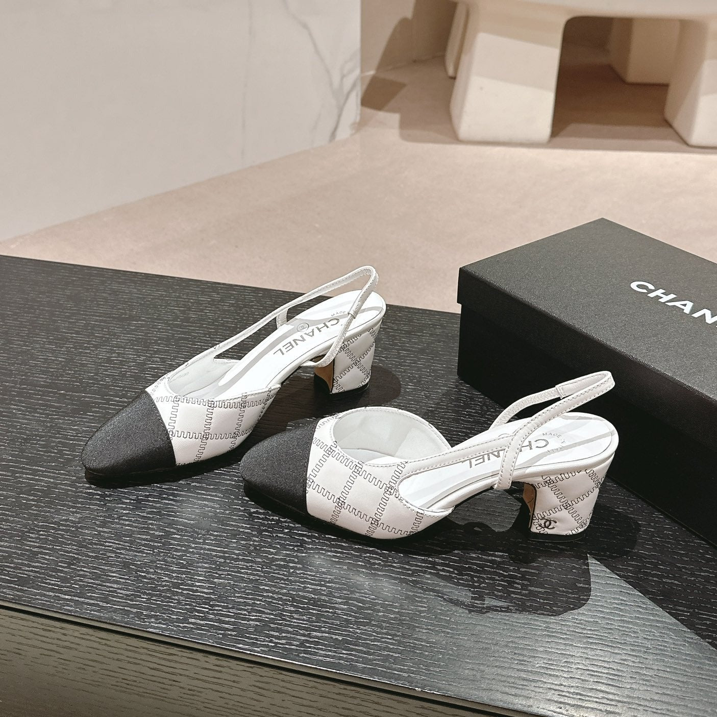 HIGH SLINGBACKS IN WHITE LAMBSKIN AND BLACK SATIN - 34