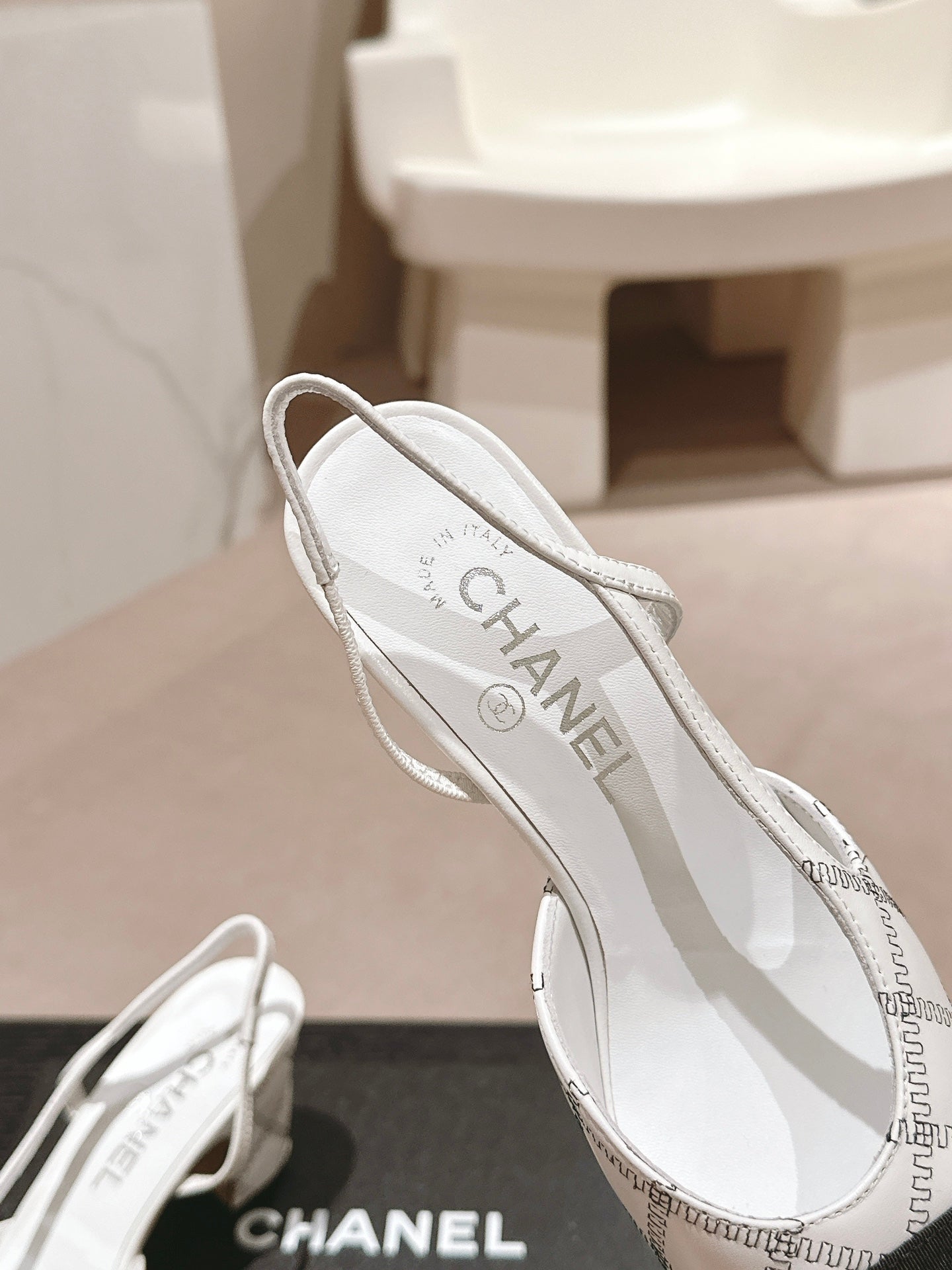 HIGH SLINGBACKS IN WHITE LAMBSKIN AND BLACK SATIN - 34