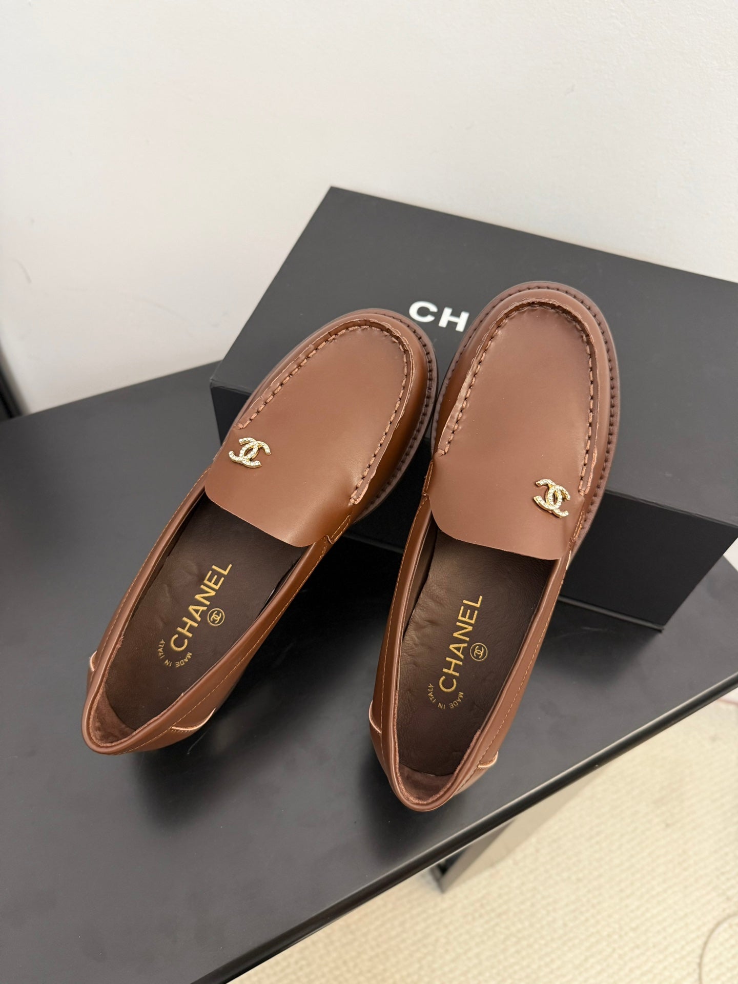 CC 25C Moccasins Brown Patent Leather - 35