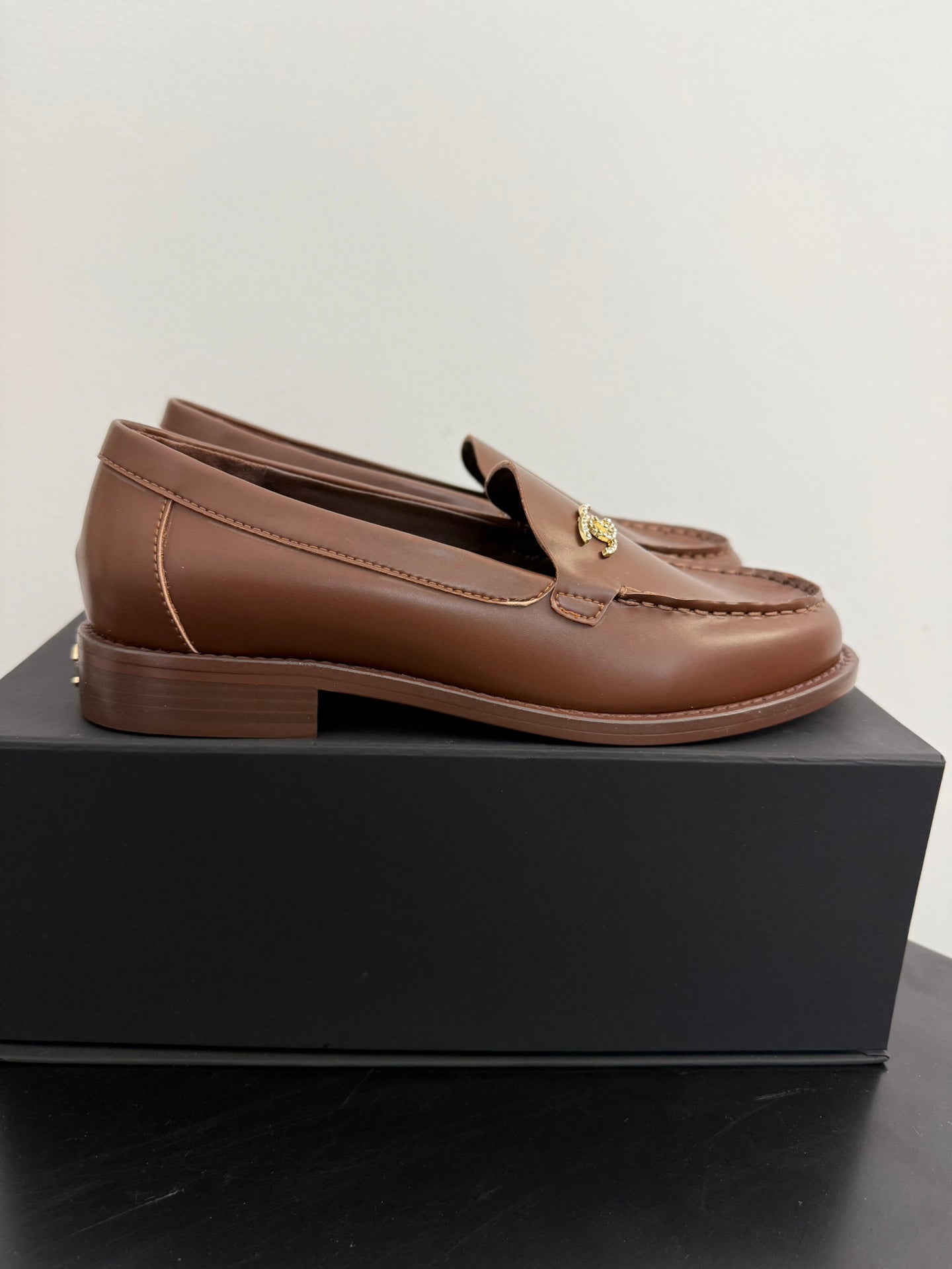 CC 25C Moccasins Brown Patent Leather - 35