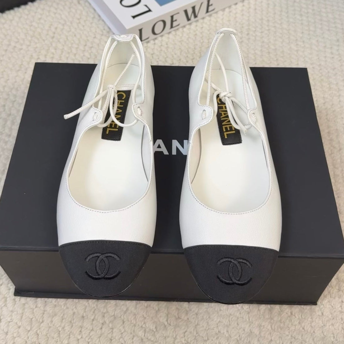 FLAT MARY JANE PUMPS IN WHITE LAMBSKIN MIX BLACK FABRIC - 34