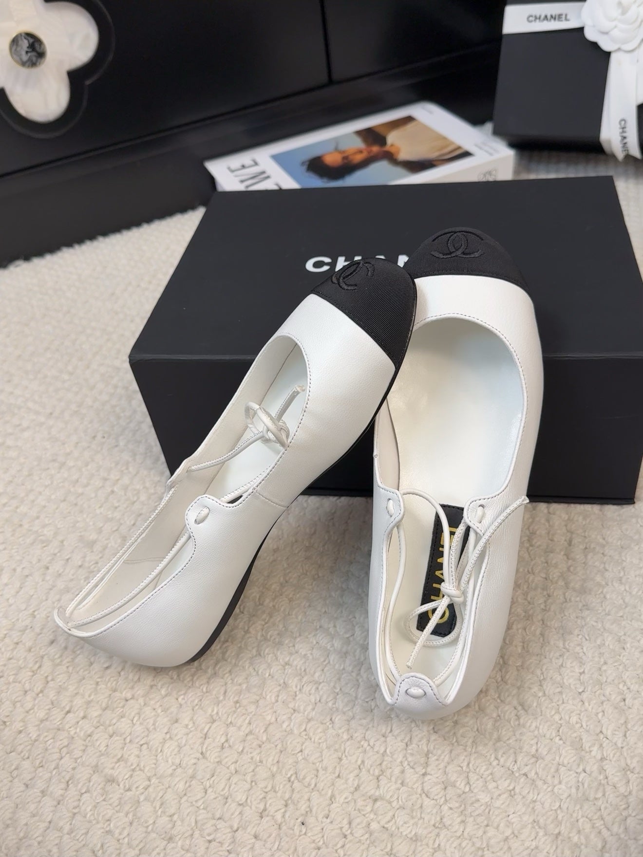 FLAT MARY JANE PUMPS IN WHITE LAMBSKIN MIX BLACK FABRIC - 34