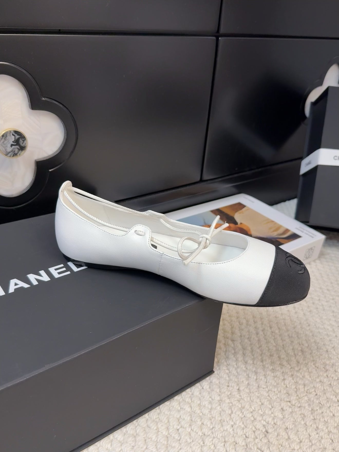 FLAT MARY JANE PUMPS IN WHITE LAMBSKIN MIX BLACK FABRIC - 34