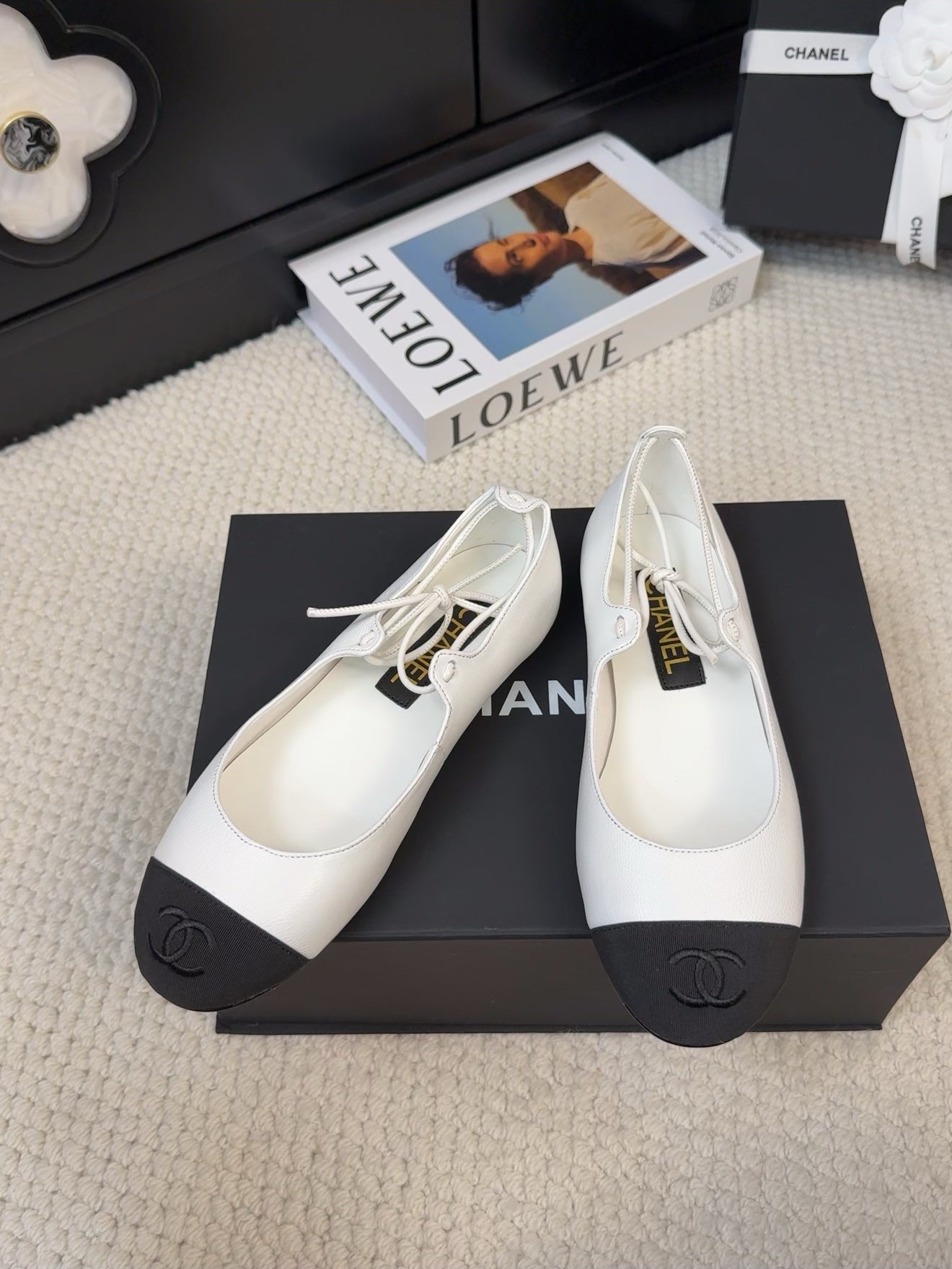 FLAT MARY JANE PUMPS IN WHITE LAMBSKIN MIX BLACK FABRIC - 34