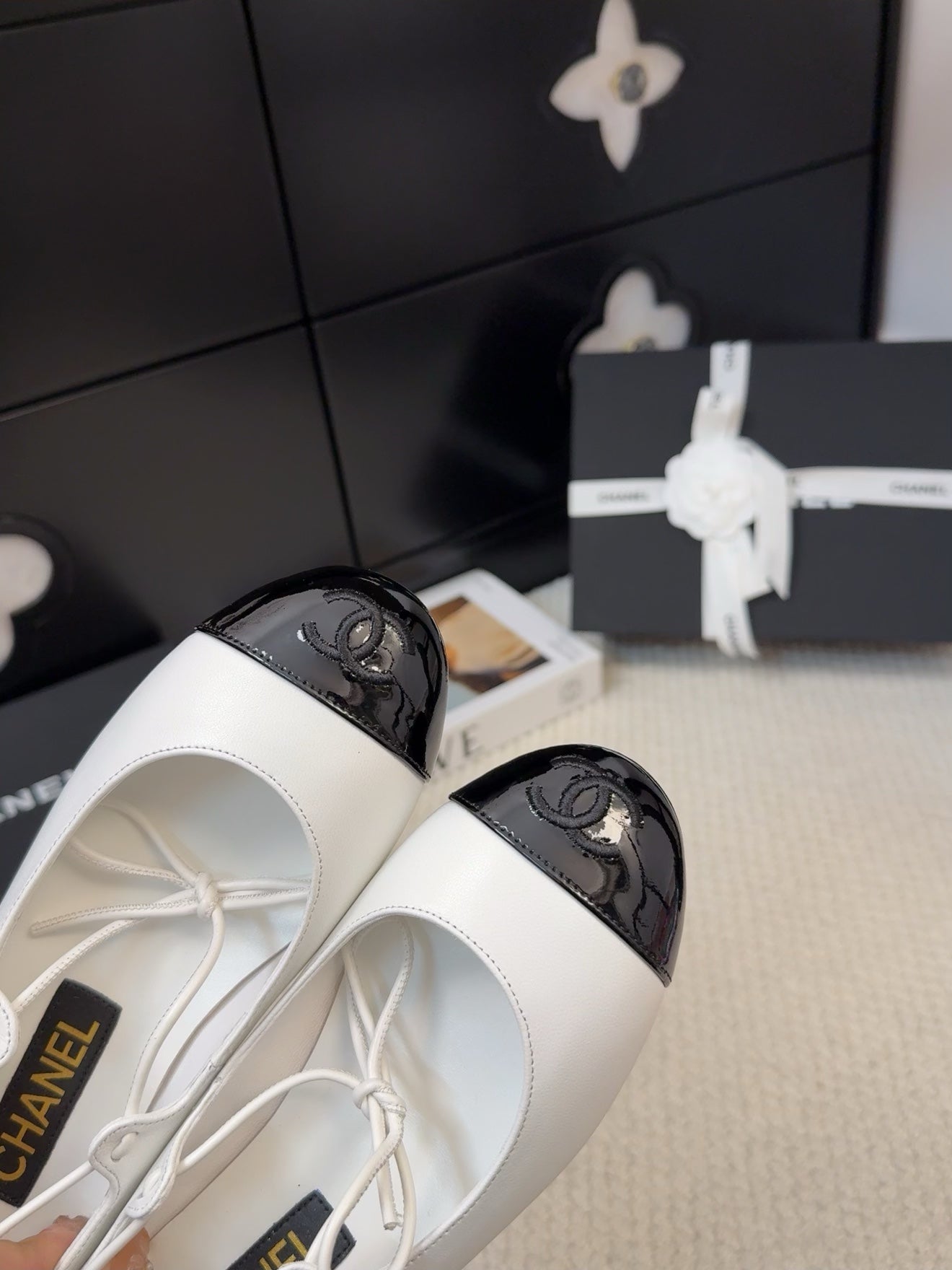 FLAT MARY JANE PUMPS IN WHITE MIX BLACK LAMBSKIN - 34