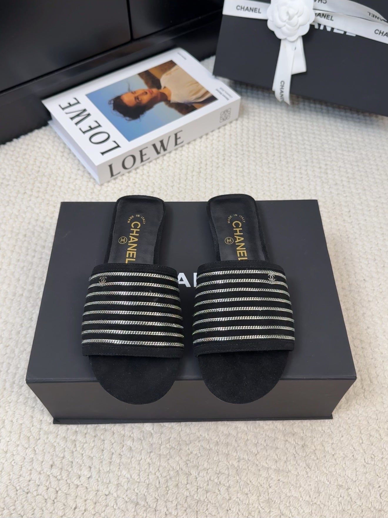 FLAT SLIDE IN BLACK SUEDE WITH SILVER CHAIN - 35